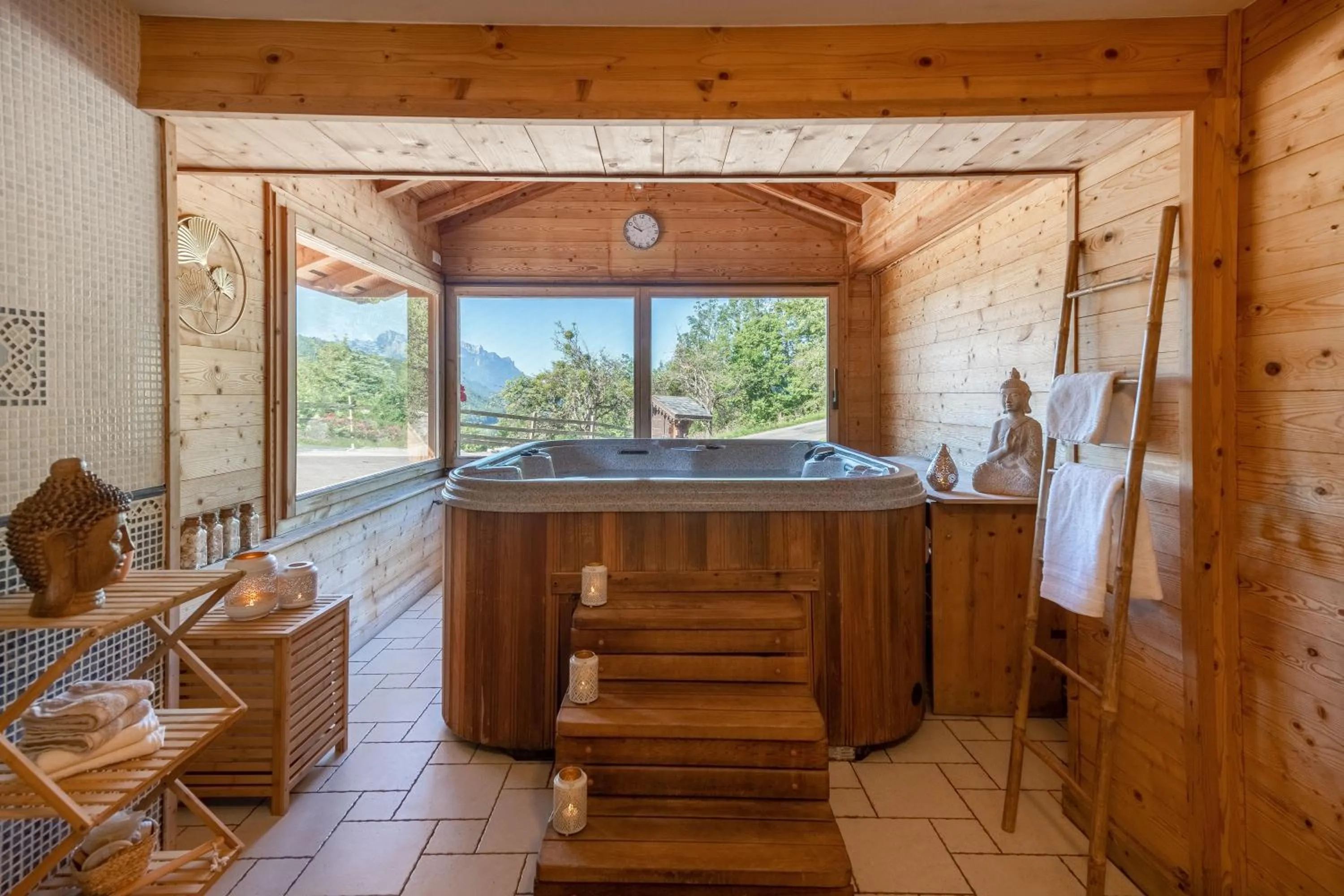 Hot Tub in Hotel Le Bois Joli