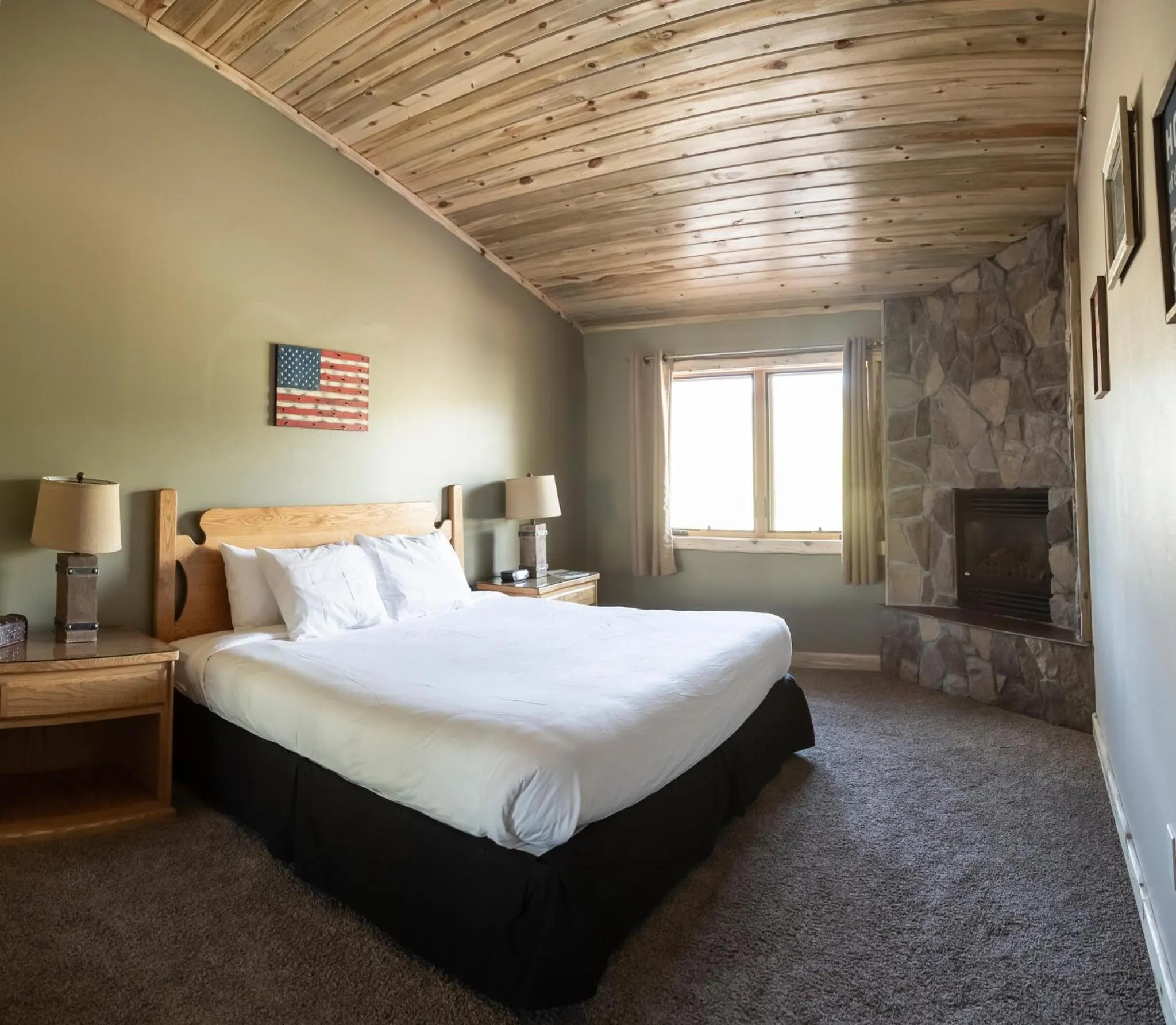 Bed in Arrowhead Mountain Lodge