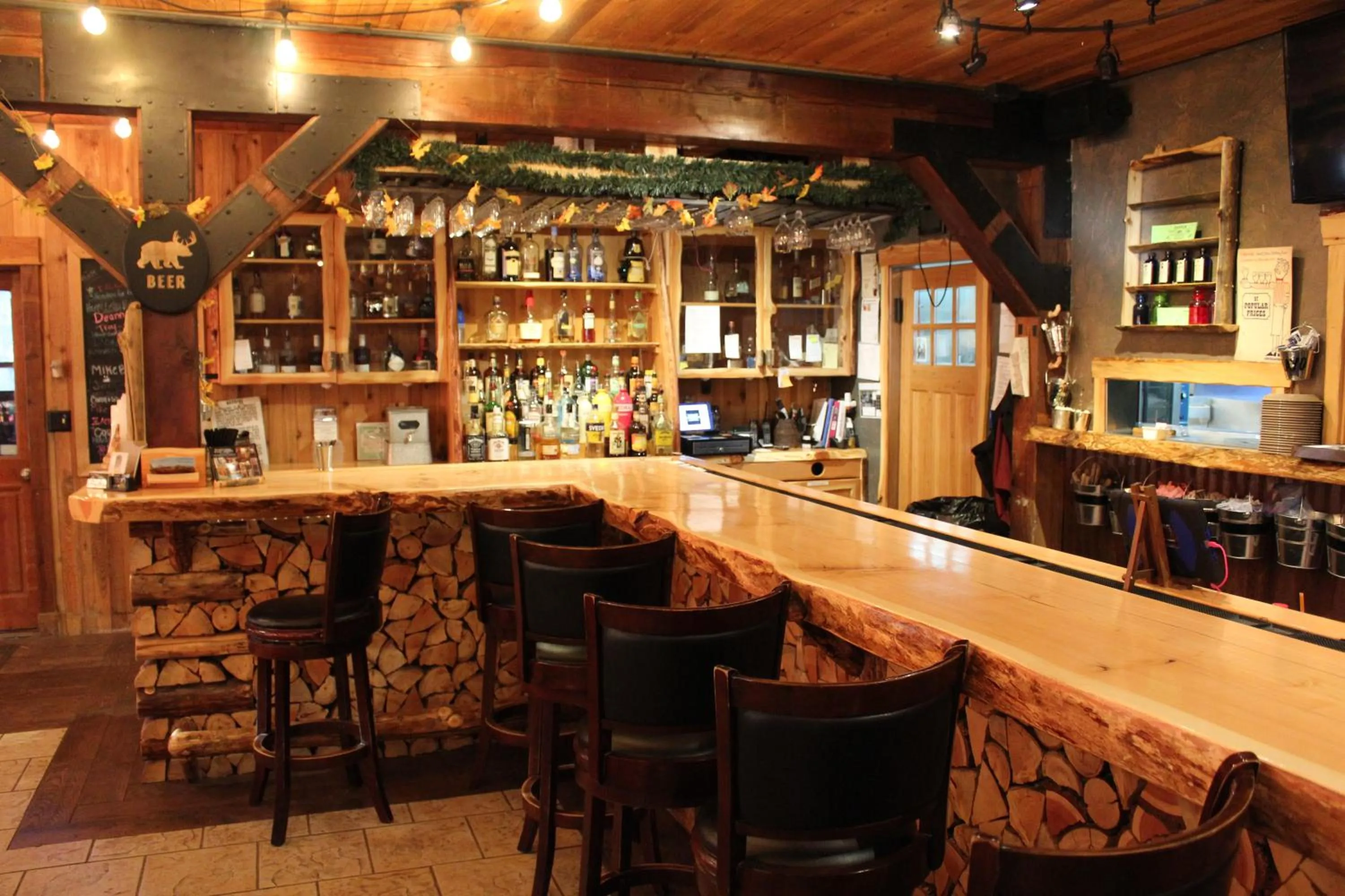 Lounge or bar in Arrowhead Mountain Lodge