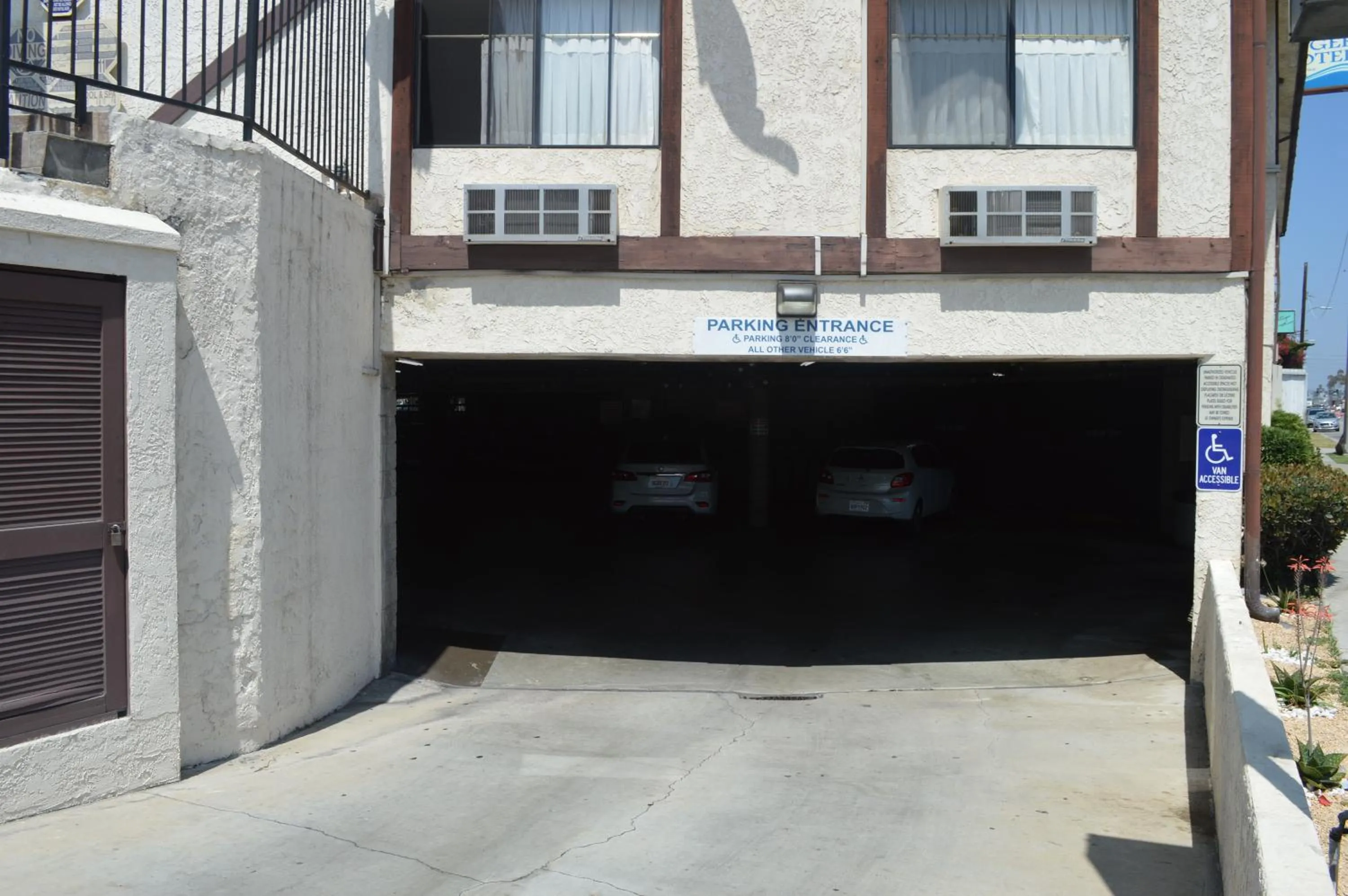 Facade/entrance in Jolly Roger Hotel