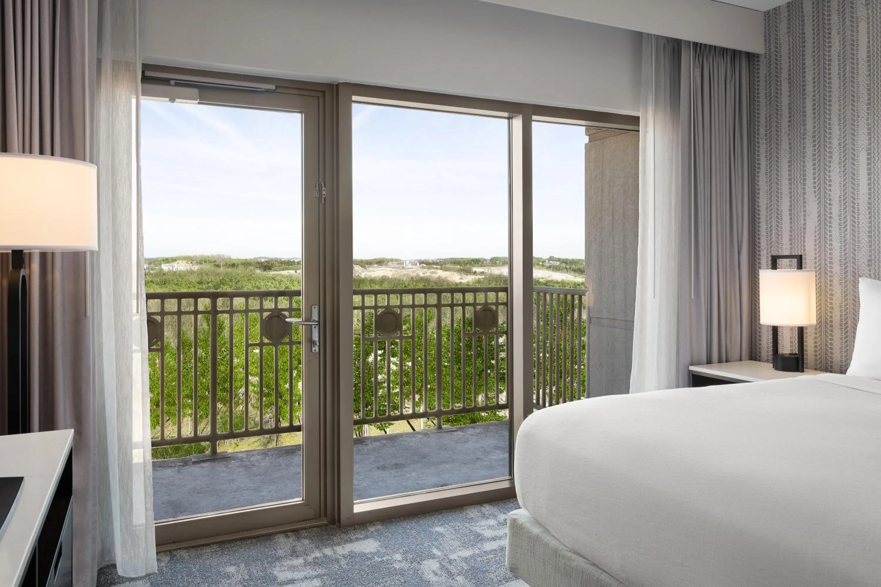 Balcony/Terrace, Bed in Embassy Suites by Hilton Charlotte Concord Golf Resort & Spa