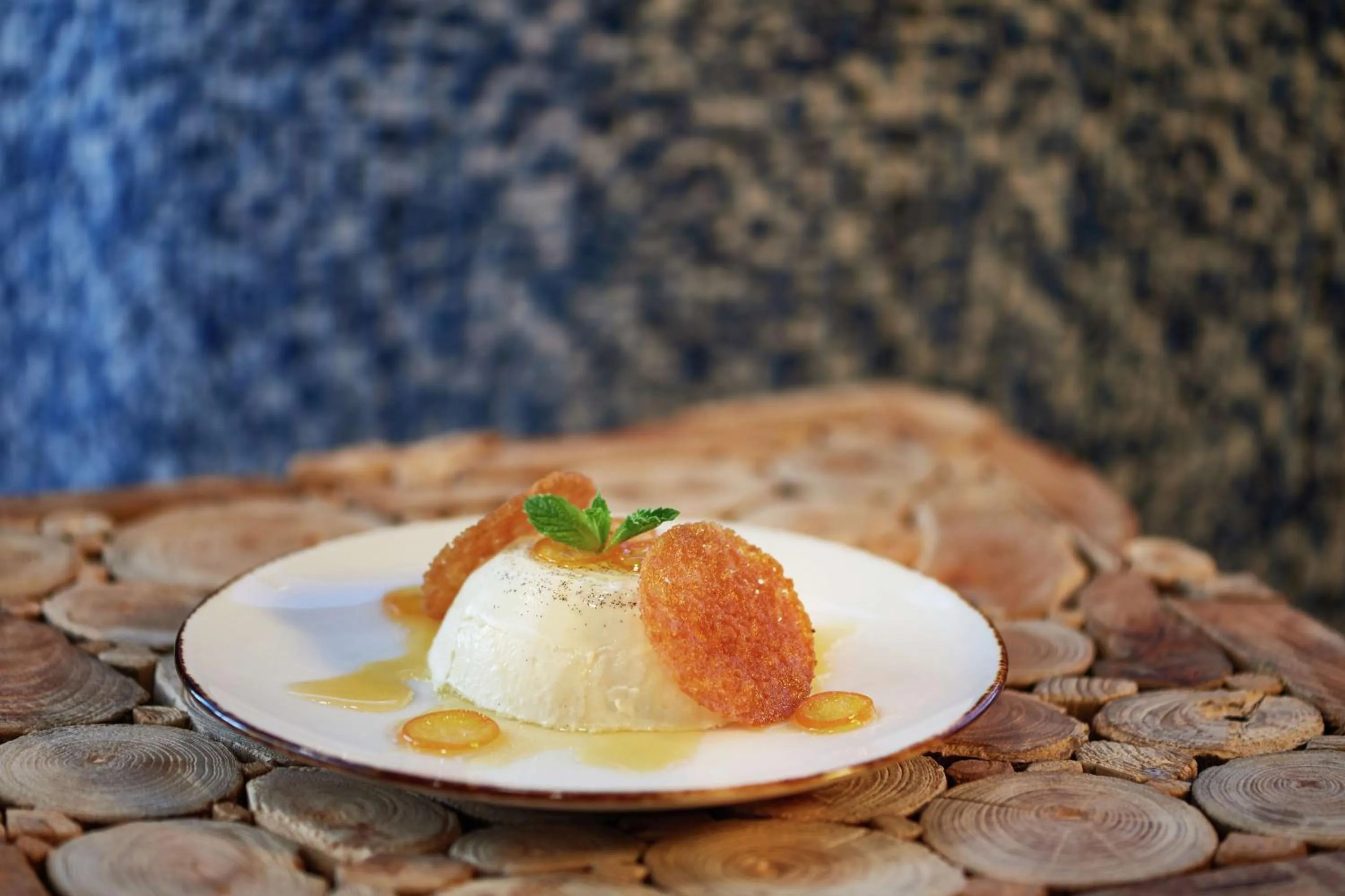 Dining area in DoubleTree by Hilton Hotel Berkeley Marina