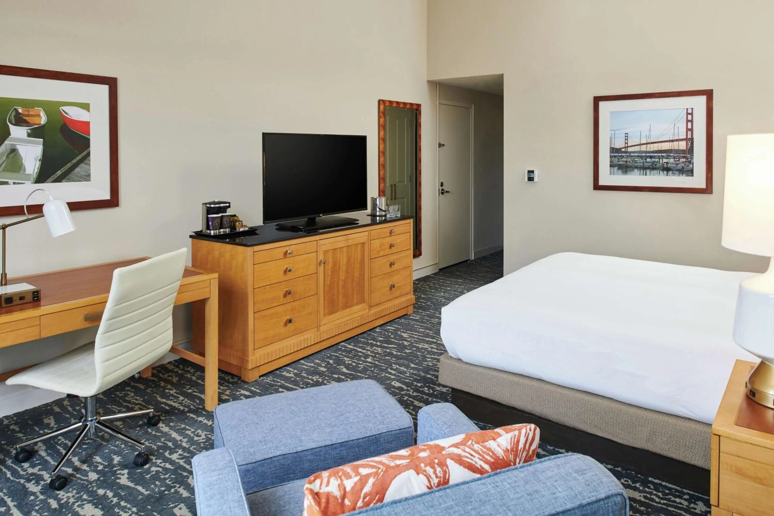 Living room, Bed in DoubleTree by Hilton Hotel Berkeley Marina