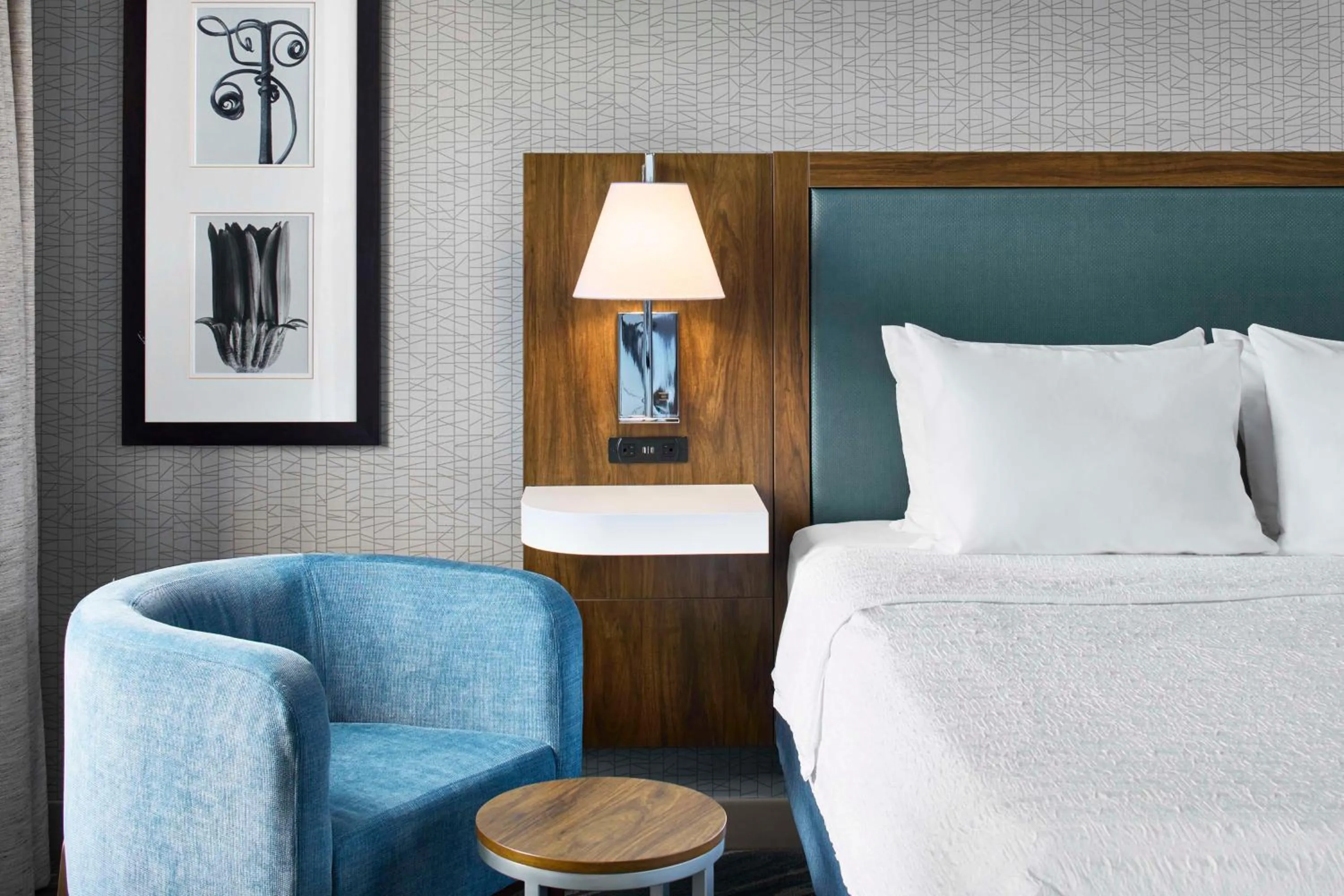 Bed in Hampton Inn & Suites Saratoga Springs Downtown