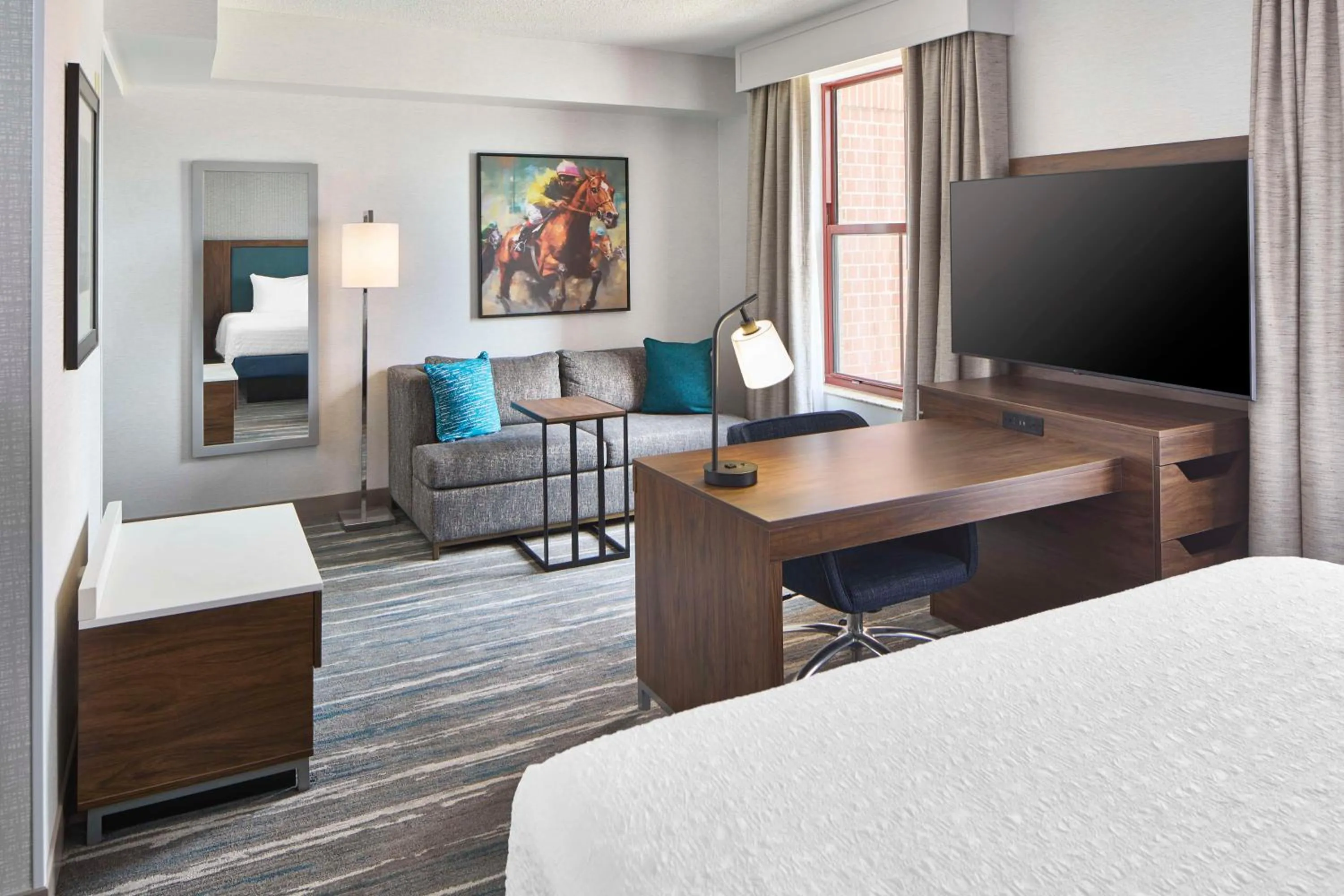 Living room, Bed in Hampton Inn & Suites Saratoga Springs Downtown