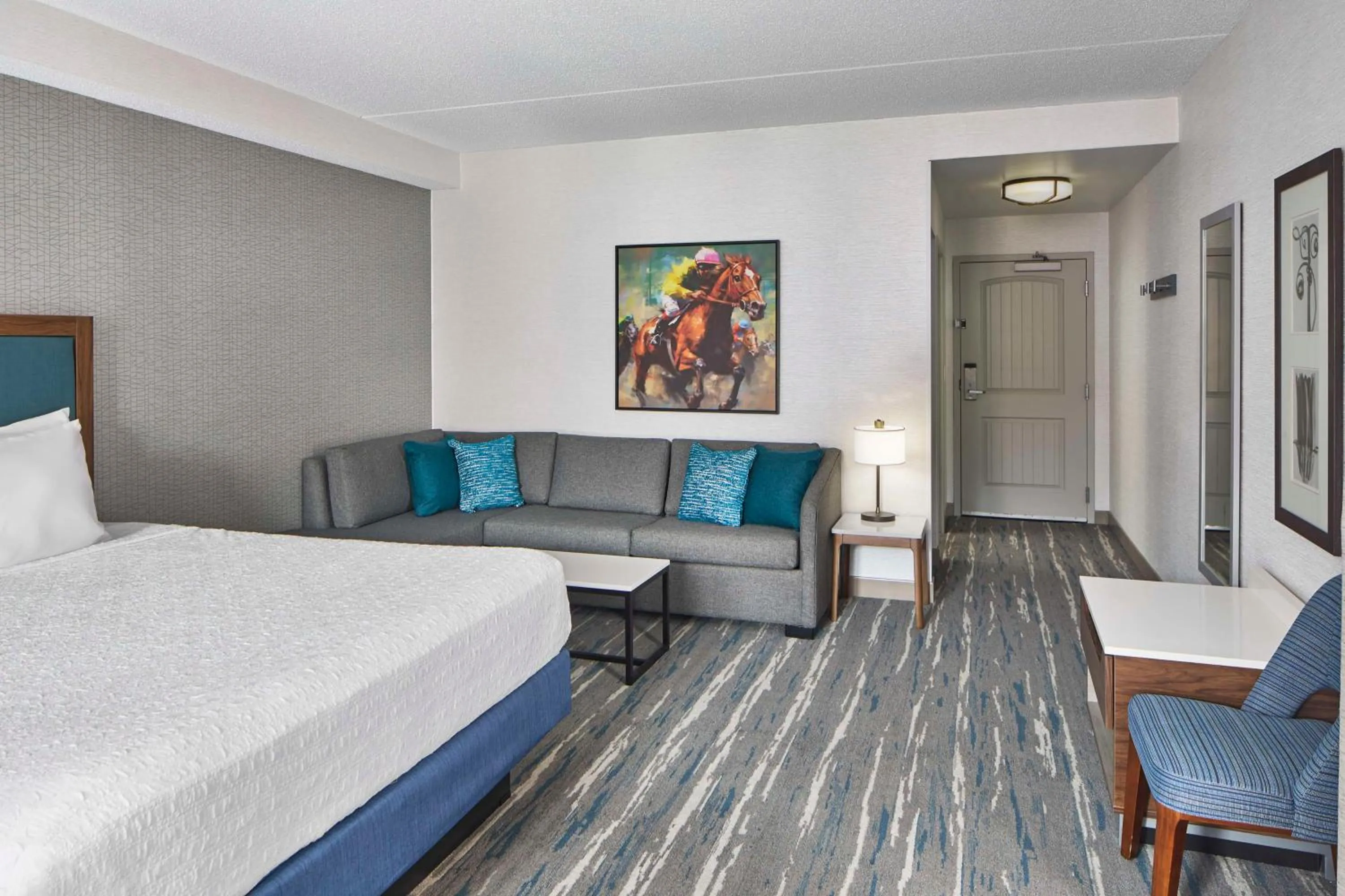 Living room, Bed in Hampton Inn & Suites Saratoga Springs Downtown