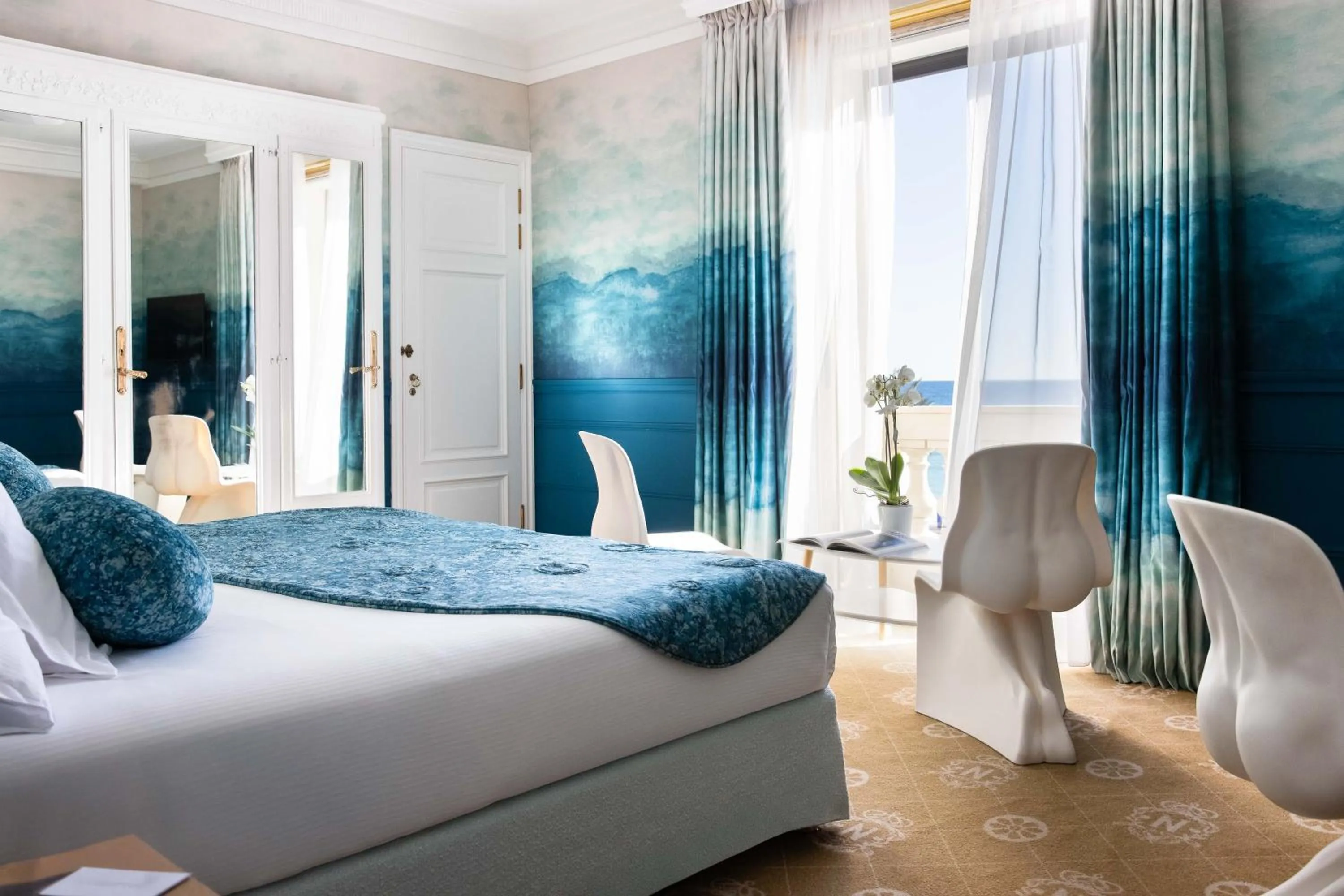 Sea view, Bed in Hotel Le Negresco