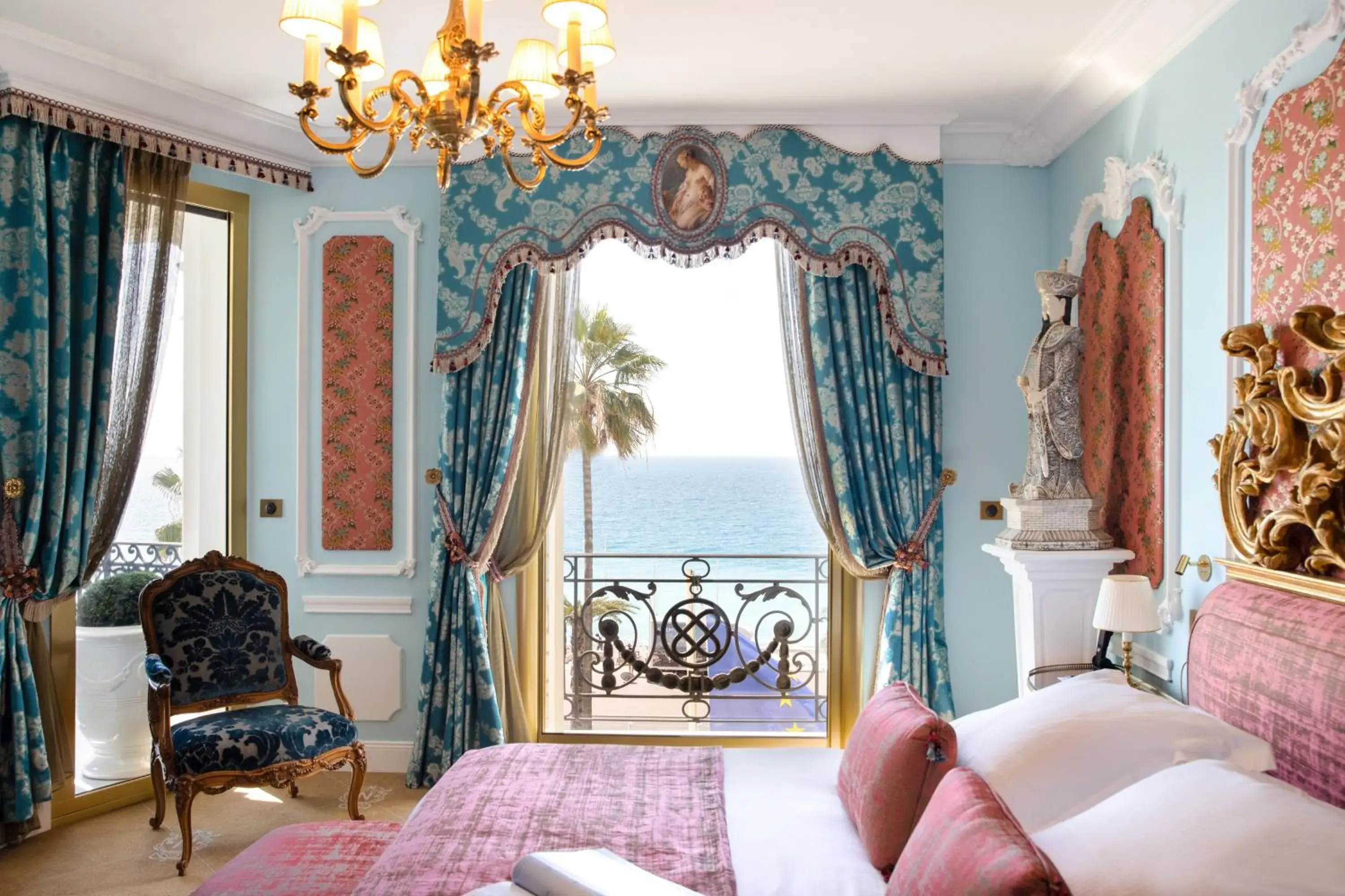 Deluxe Suite with Sea View and free parking in Hotel Le Negresco Deluxe Suite with Sea View and free parking in Hotel Le Negresco