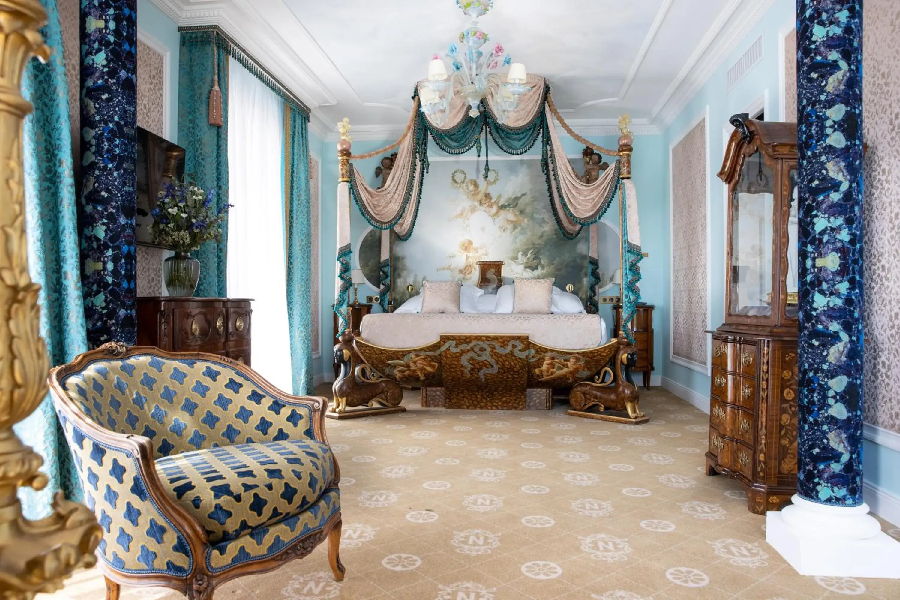 Deluxe Junior Suite - free parking in Hotel Le Negresco Deluxe Junior Suite - free parking in Hotel Le Negresco