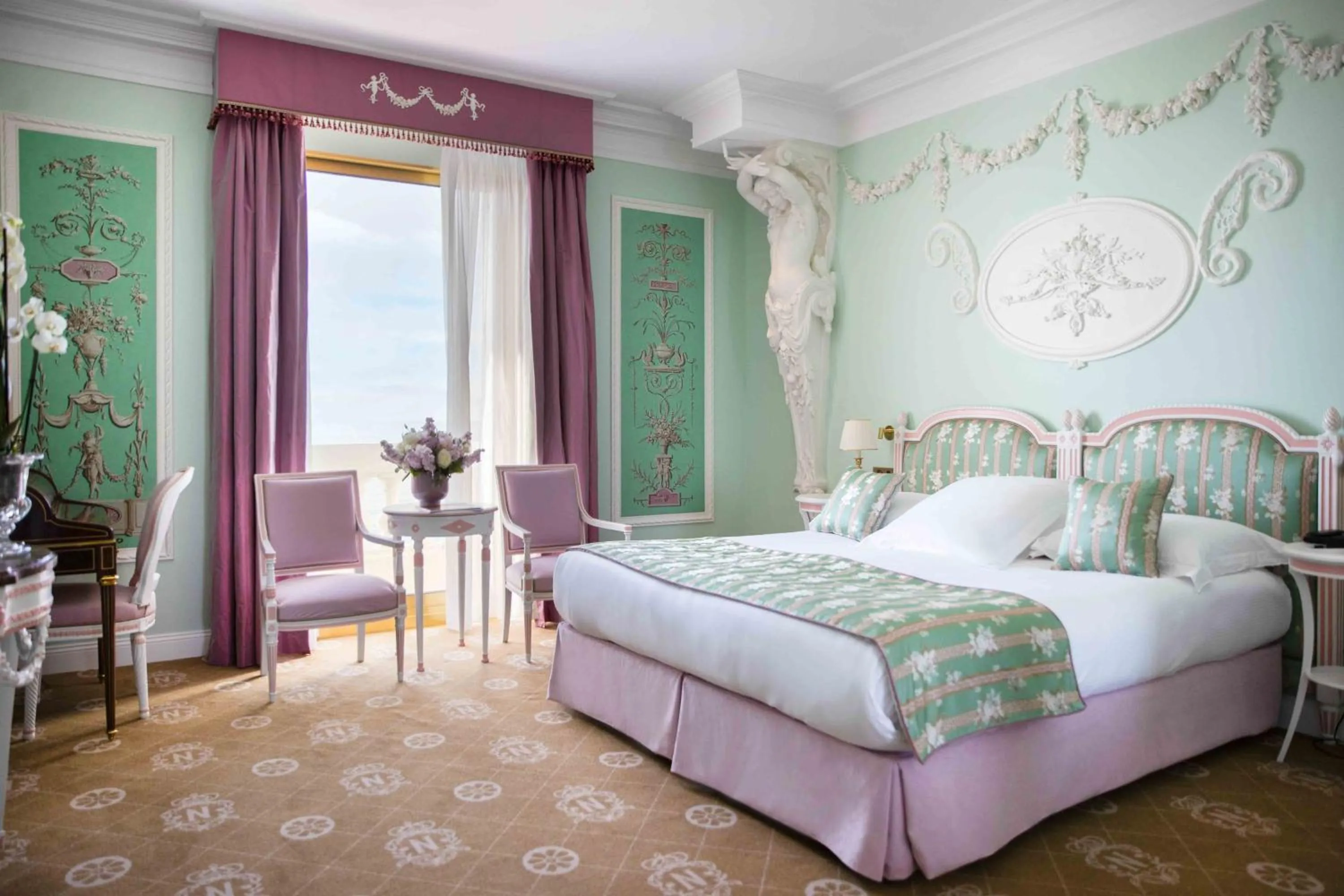 Bed in Hotel Le Negresco