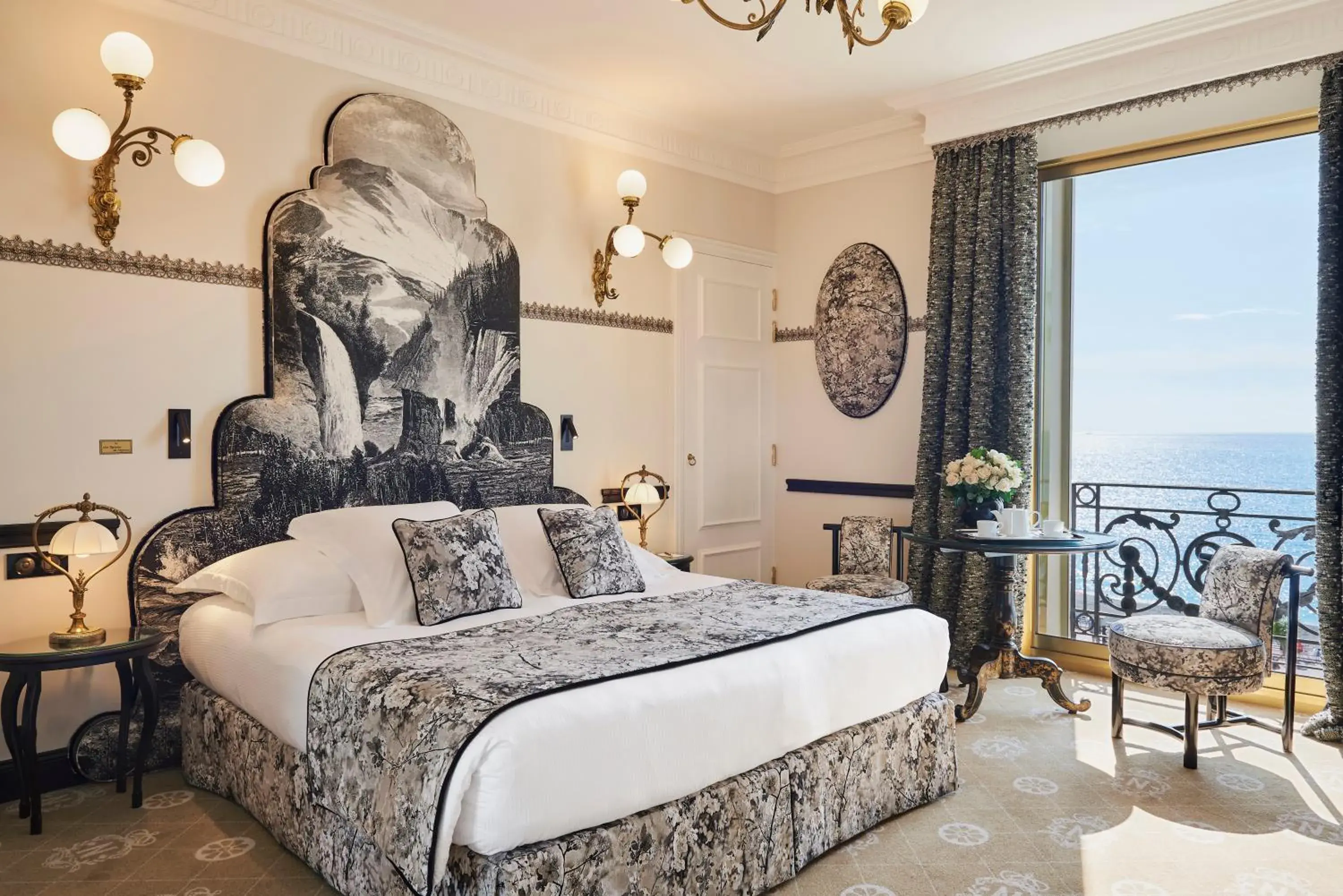 Deluxe Double Room with Sea View in Hotel Le Negresco Deluxe Double Room with Sea View in Hotel Le Negresco