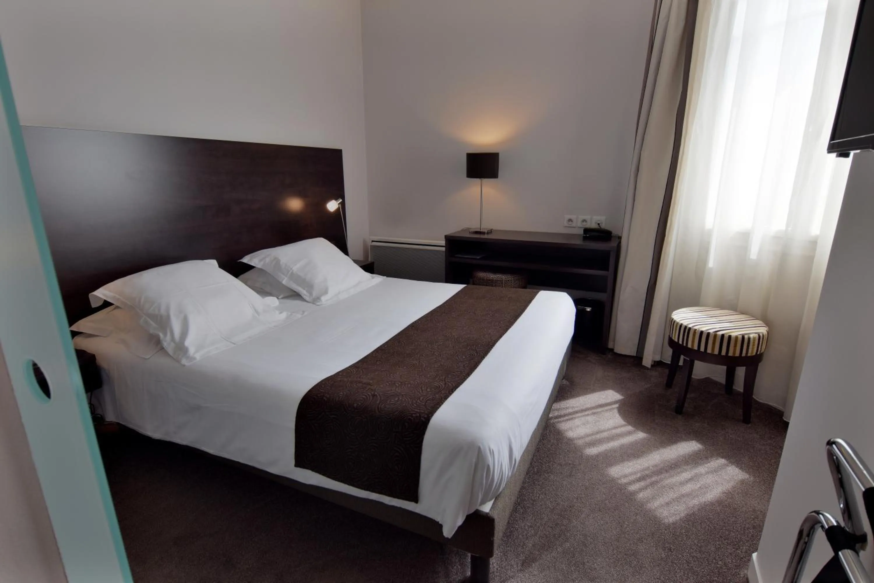 Shower, Bed in Hôtel Ronsard