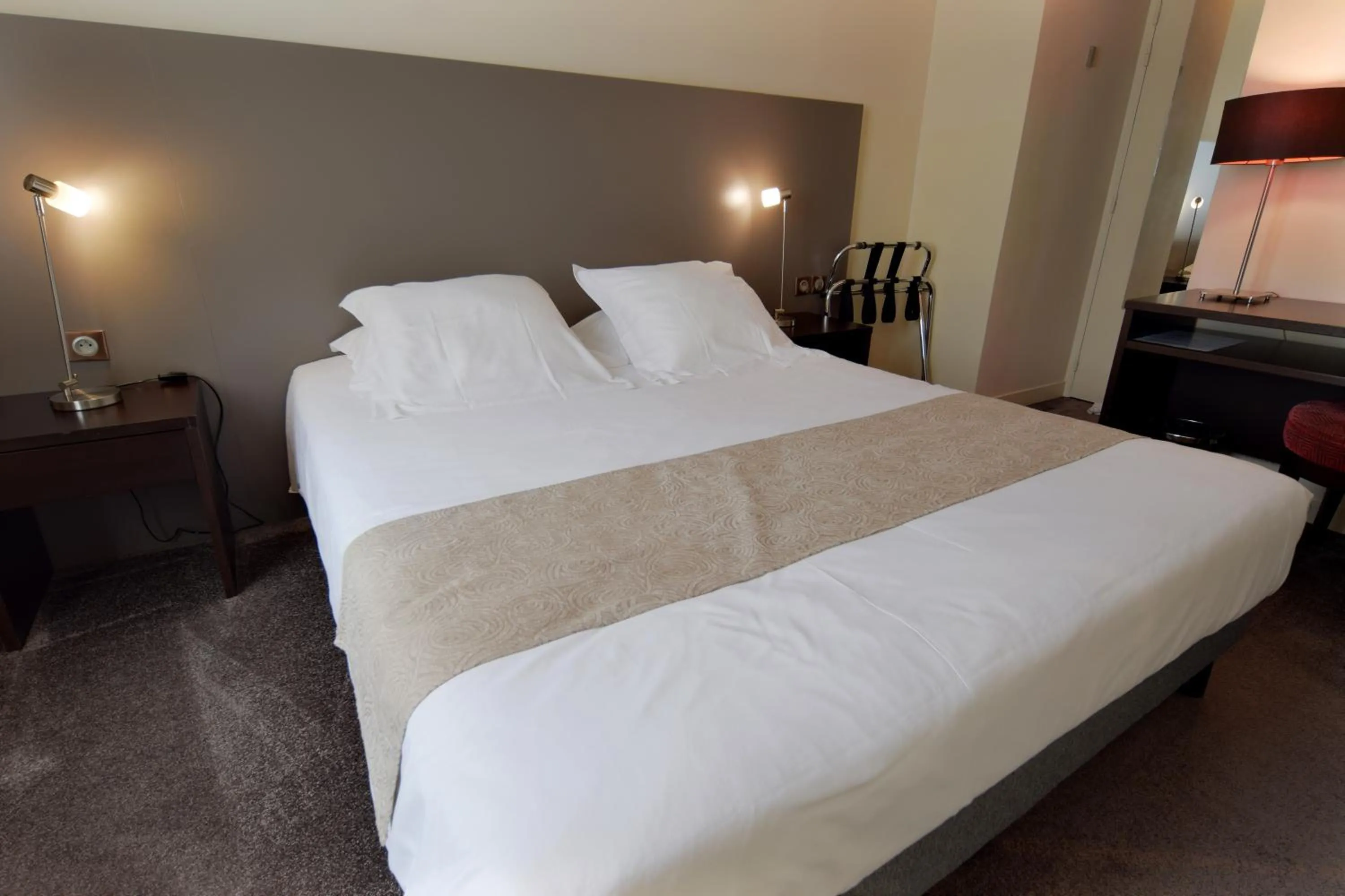 Shower, Bed in Hôtel Ronsard