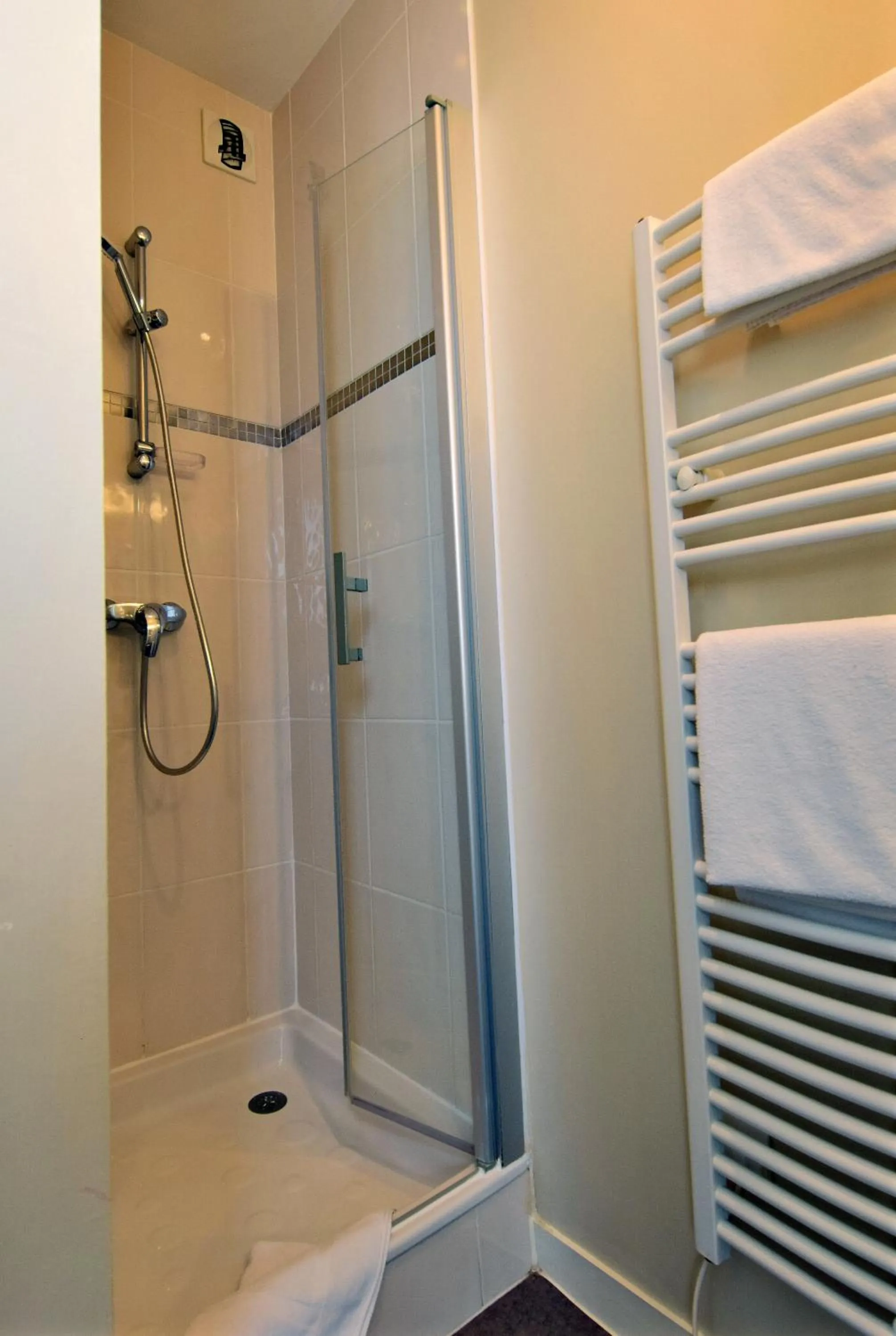 Shower in Hôtel Ronsard