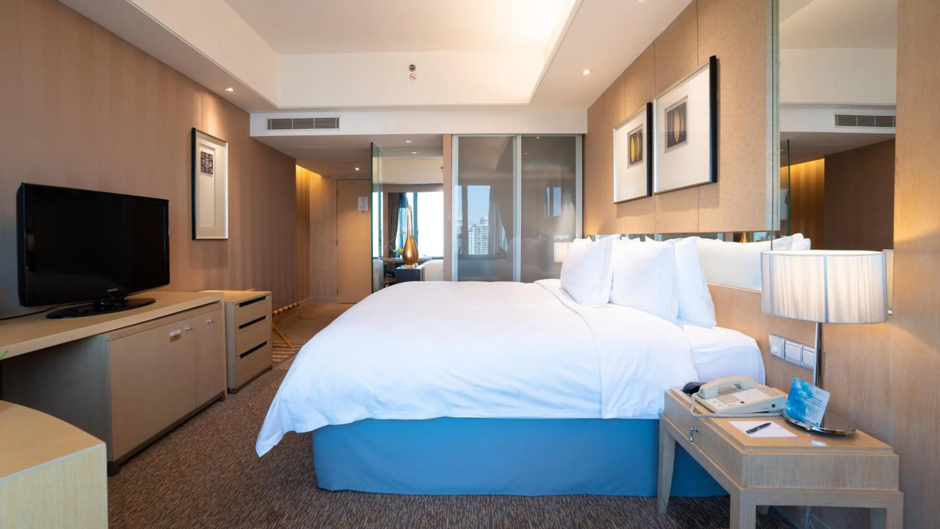 Photo of the whole room, Bed in Pan Pacific Xiamen