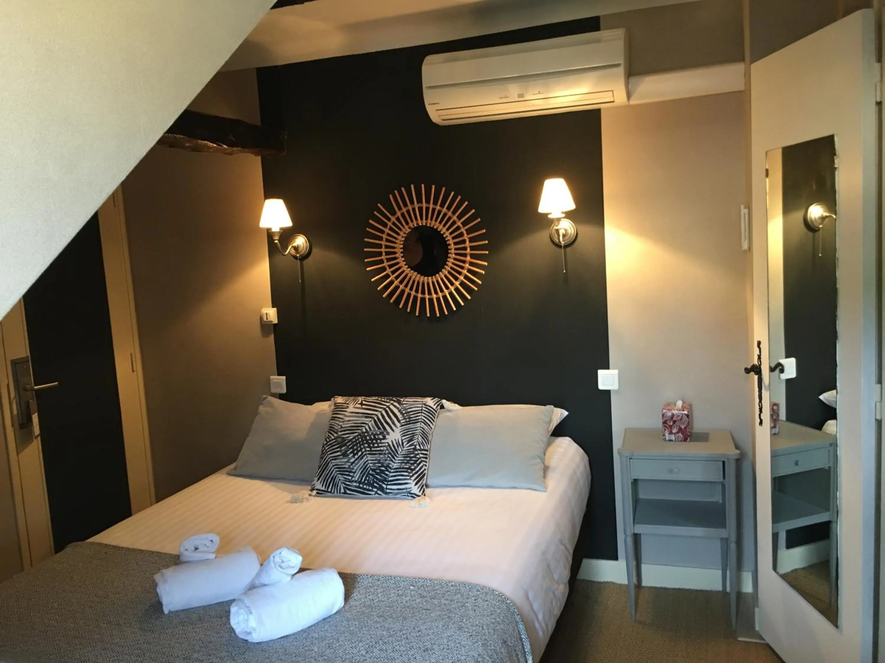 Bed in Hôtel Saint Albert