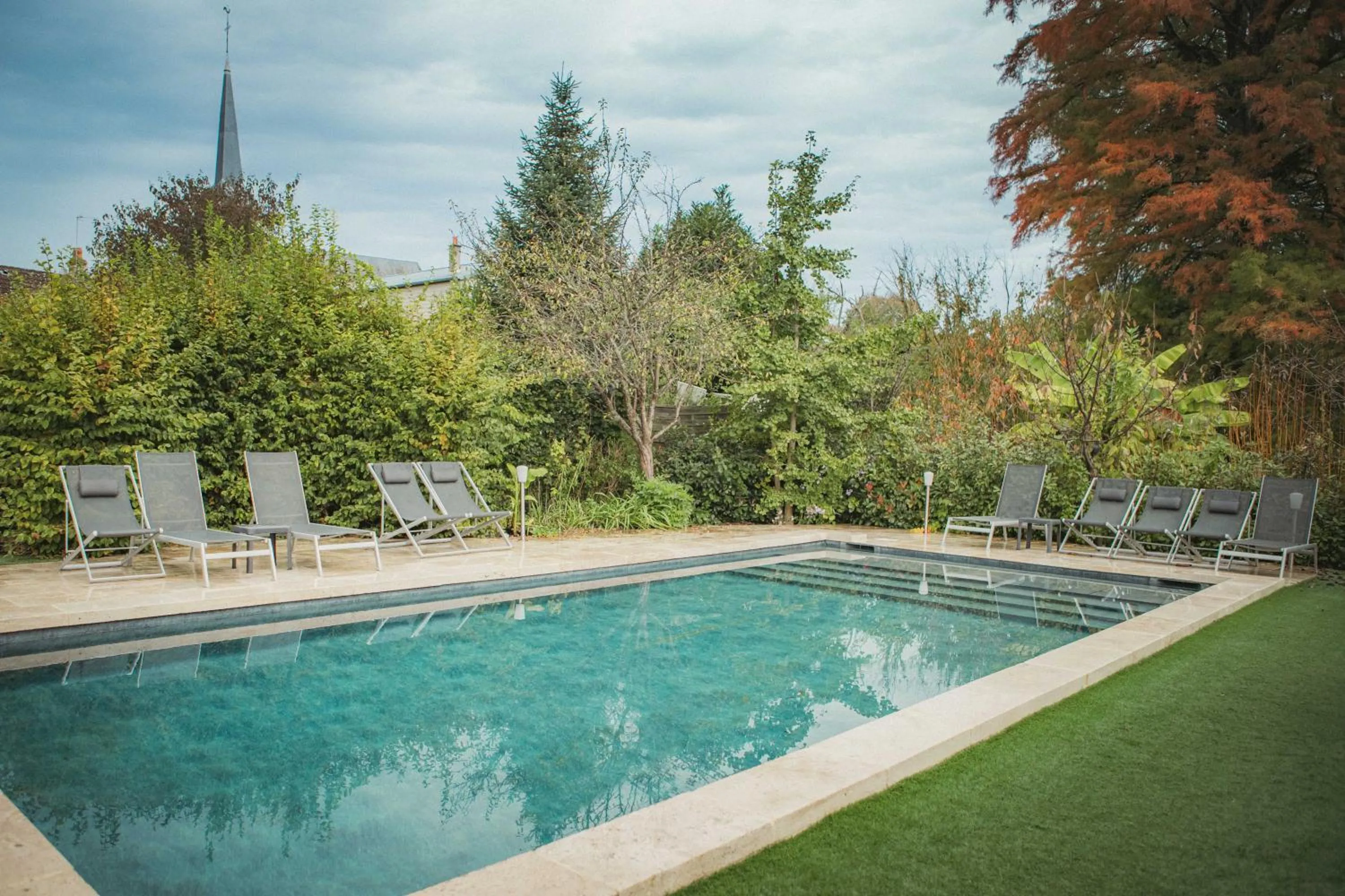 Swimming pool in Logis Hotel La Diligence