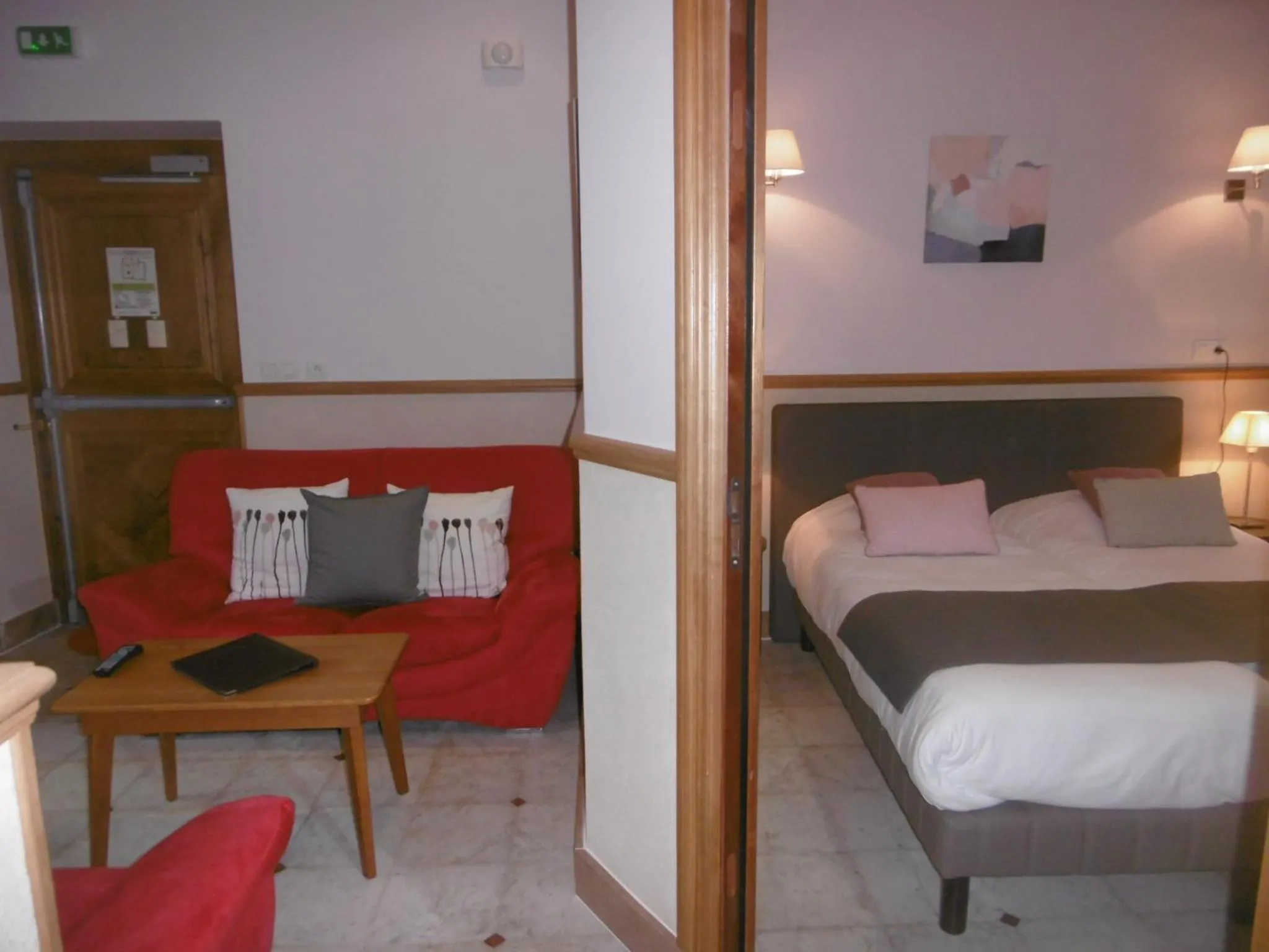 Decorative detail, Bed in Logis Hotel La Diligence