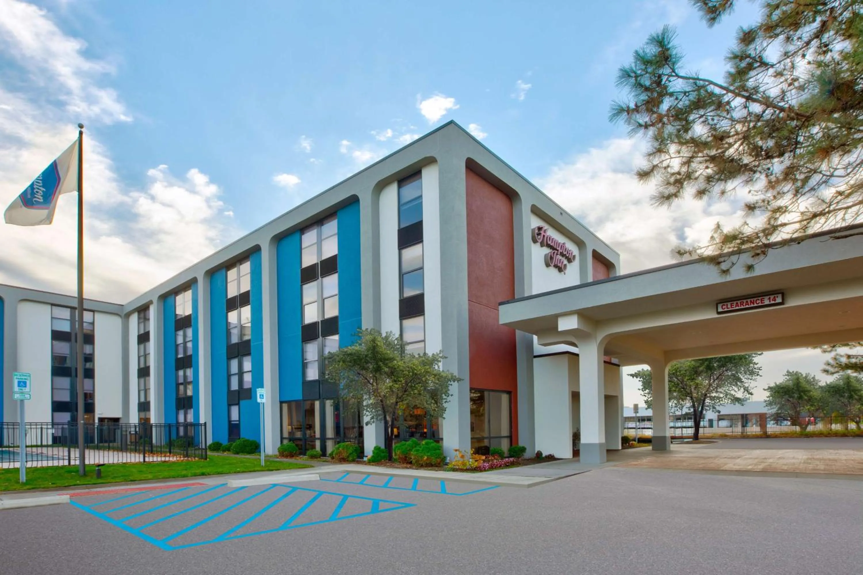 Property building in Hampton Inn Detroit Madison Heights South Troy