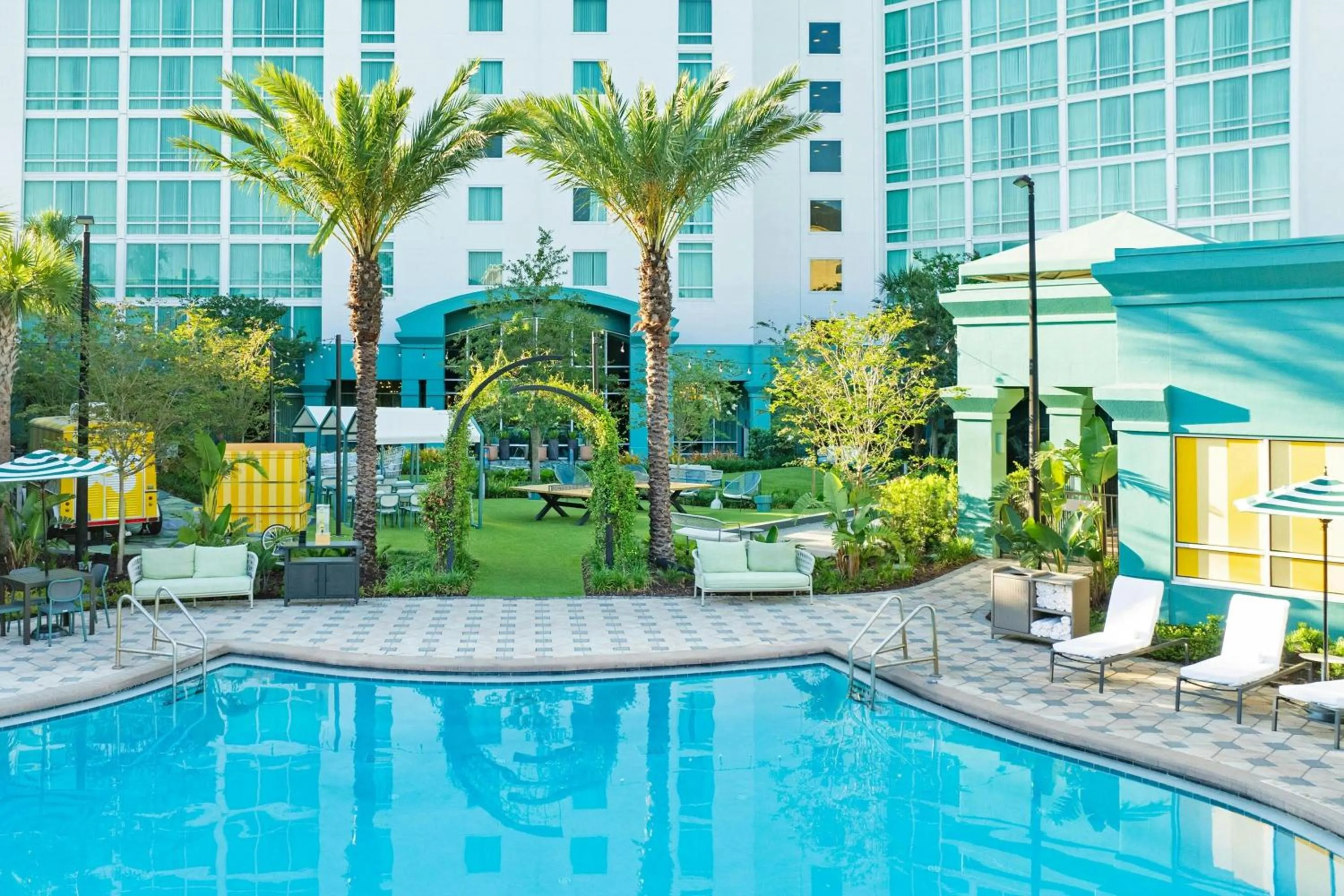 Swimming pool in Hotel Landy Orlando Universal Blvd, a Tribute Portfolio Hotel