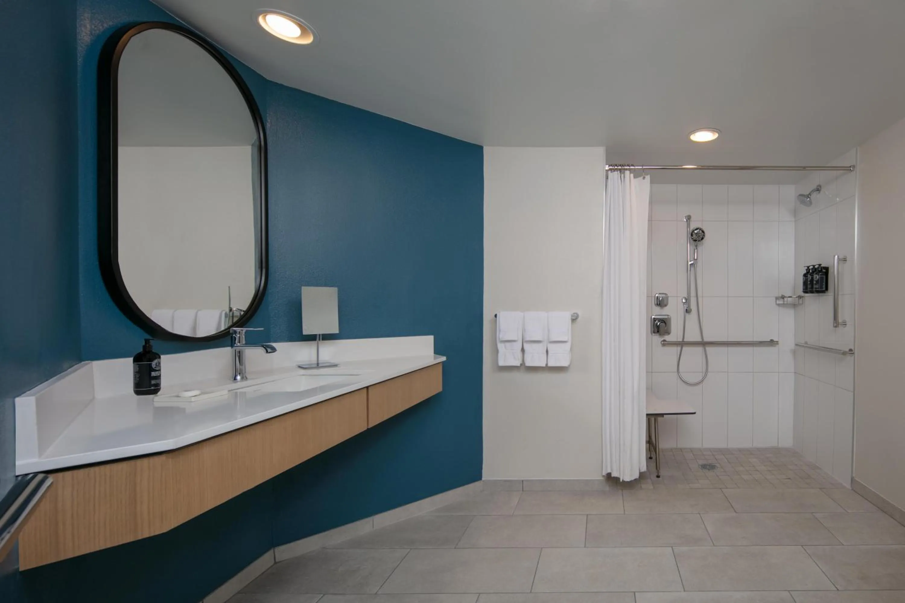 Bathroom in Hotel Landy Orlando Universal Blvd, a Tribute Portfolio Hotel