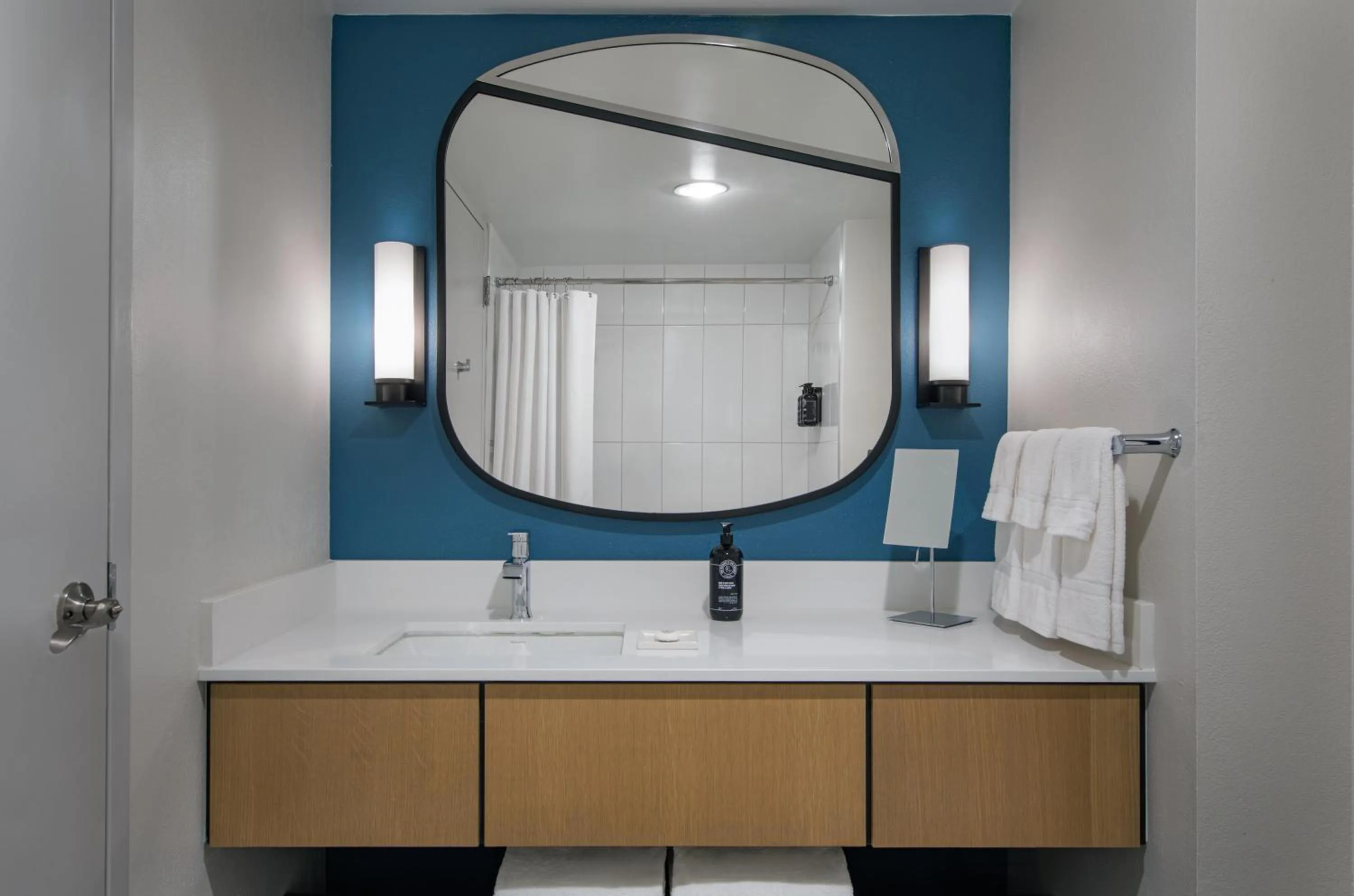 Bathroom in Hotel Landy Orlando Universal Blvd, a Tribute Portfolio Hotel