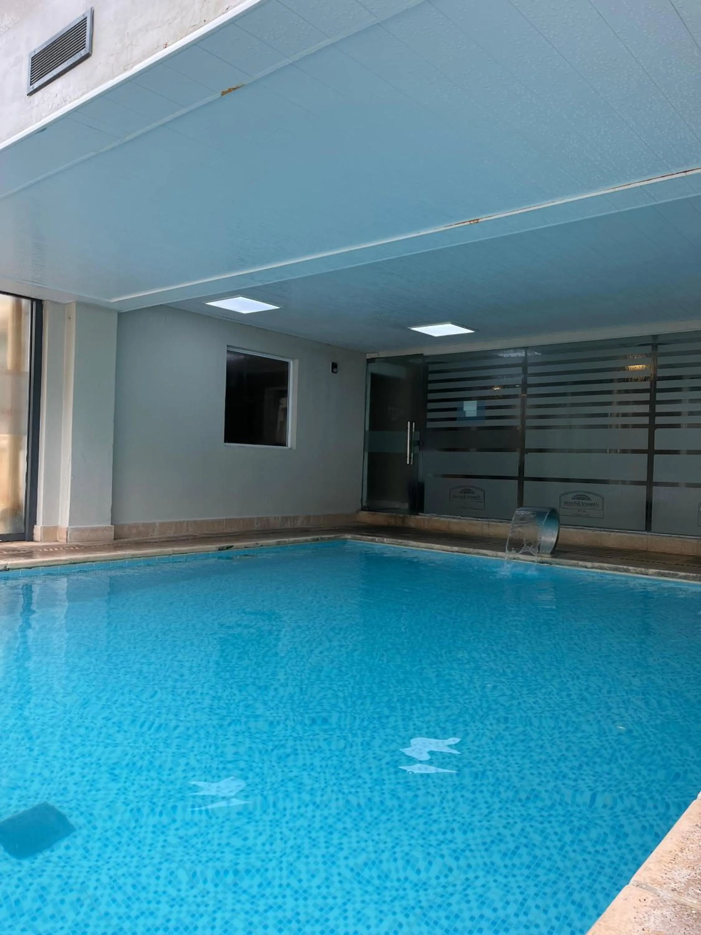 Swimming pool in Howard Johnson Rio Ceballos Hotel y Casino