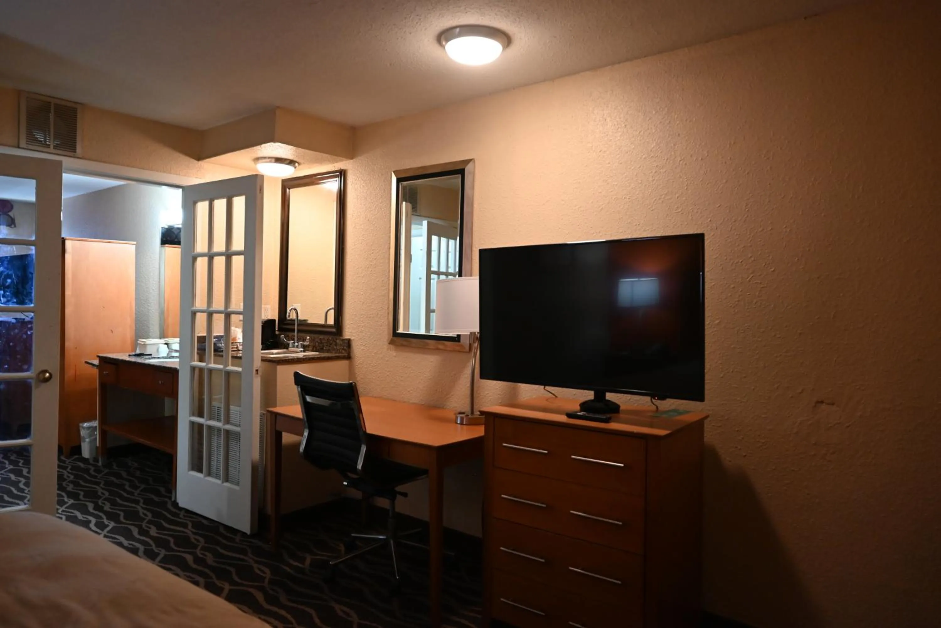 TV and multimedia in Quality Inn & Suites I-35 near Frost Bank Center