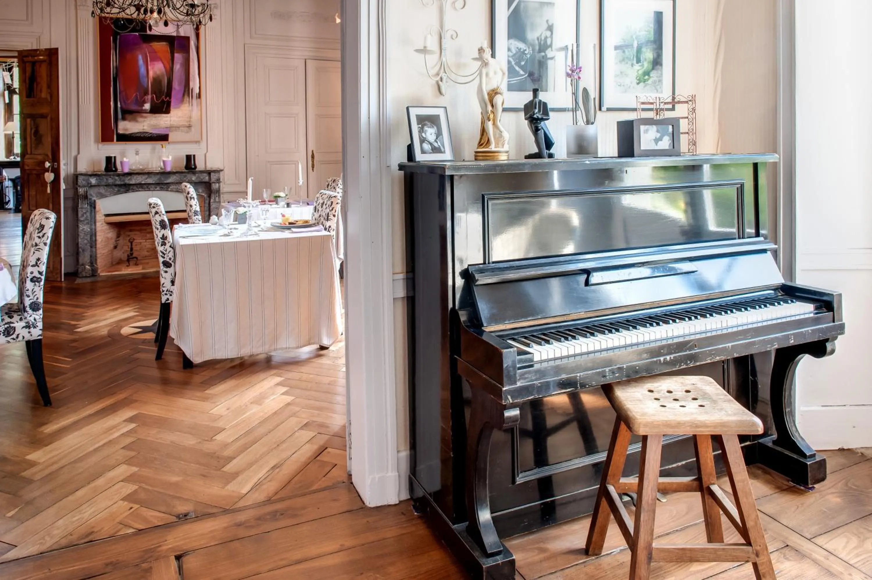 Decorative detail in Château Du Pin - Teritoria