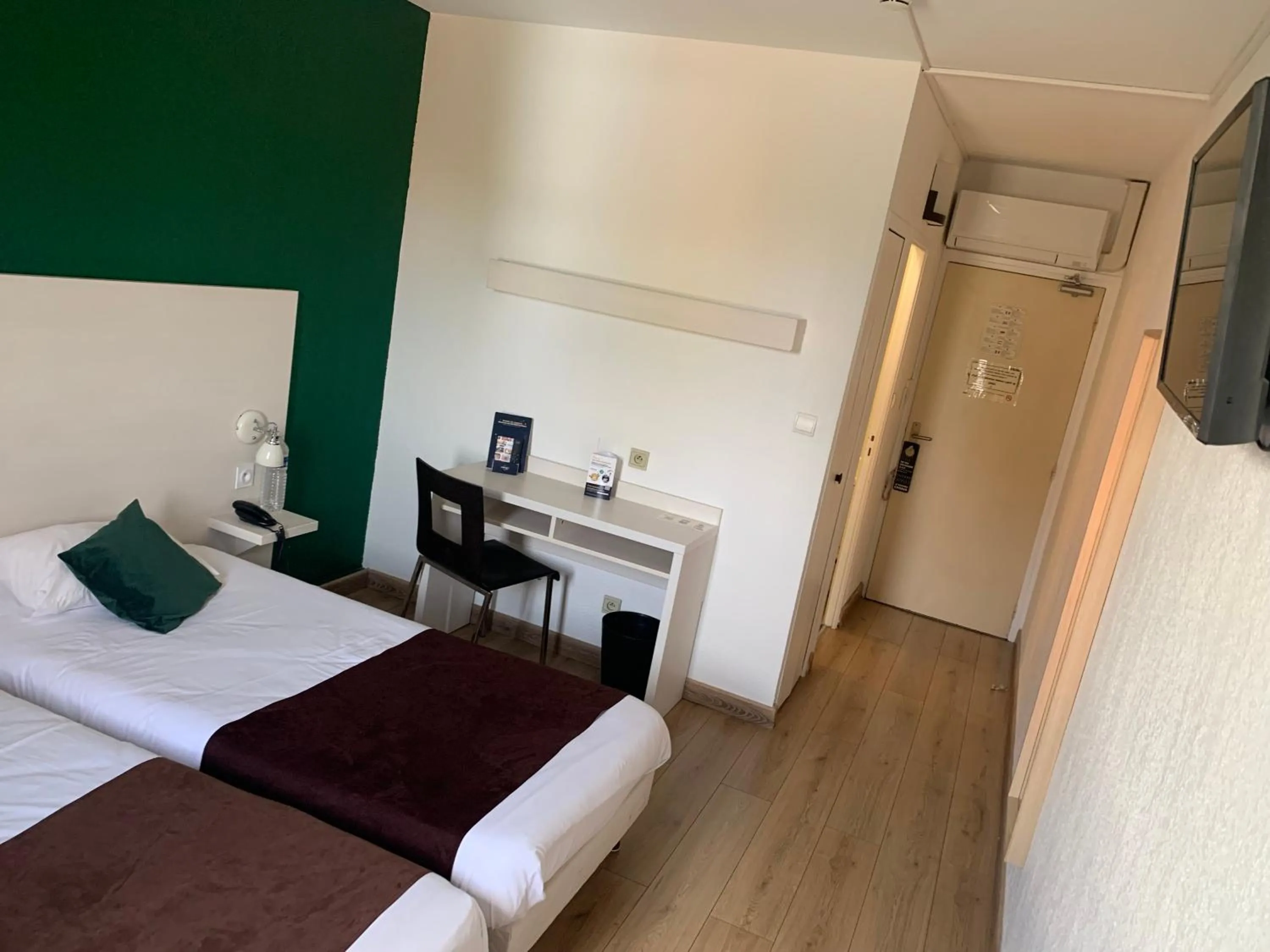 Photo of the whole room, Bed in Contact Hôtel des États-Unis