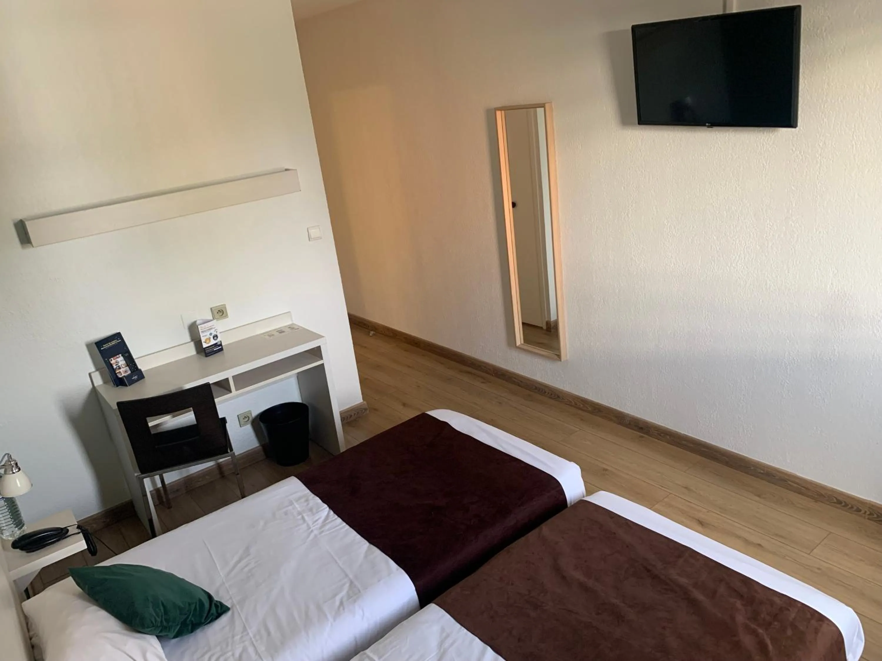 Photo of the whole room, Bed in Contact Hôtel des États-Unis