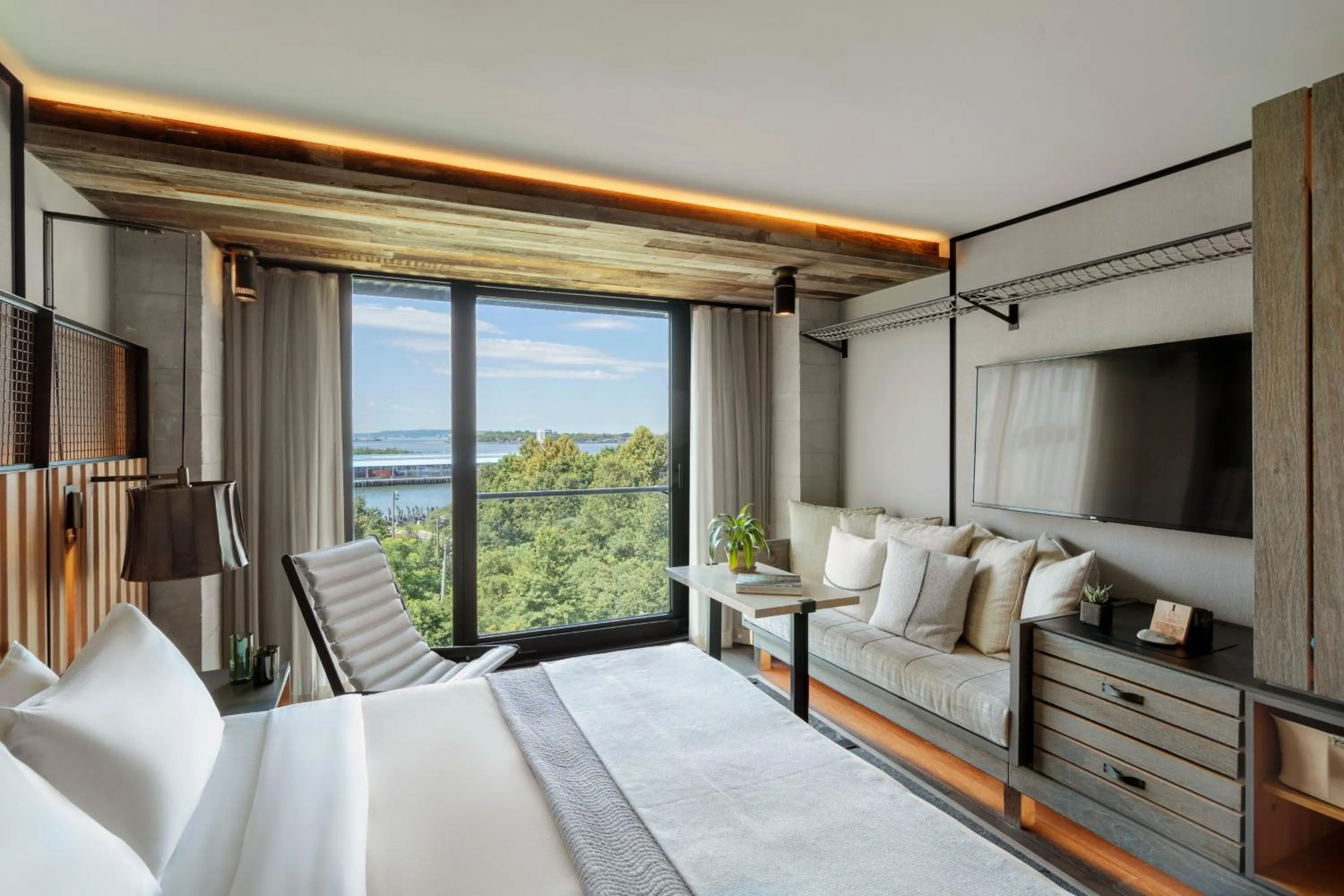 View (from property/room), Bed in 1 Hotel Brooklyn Bridge