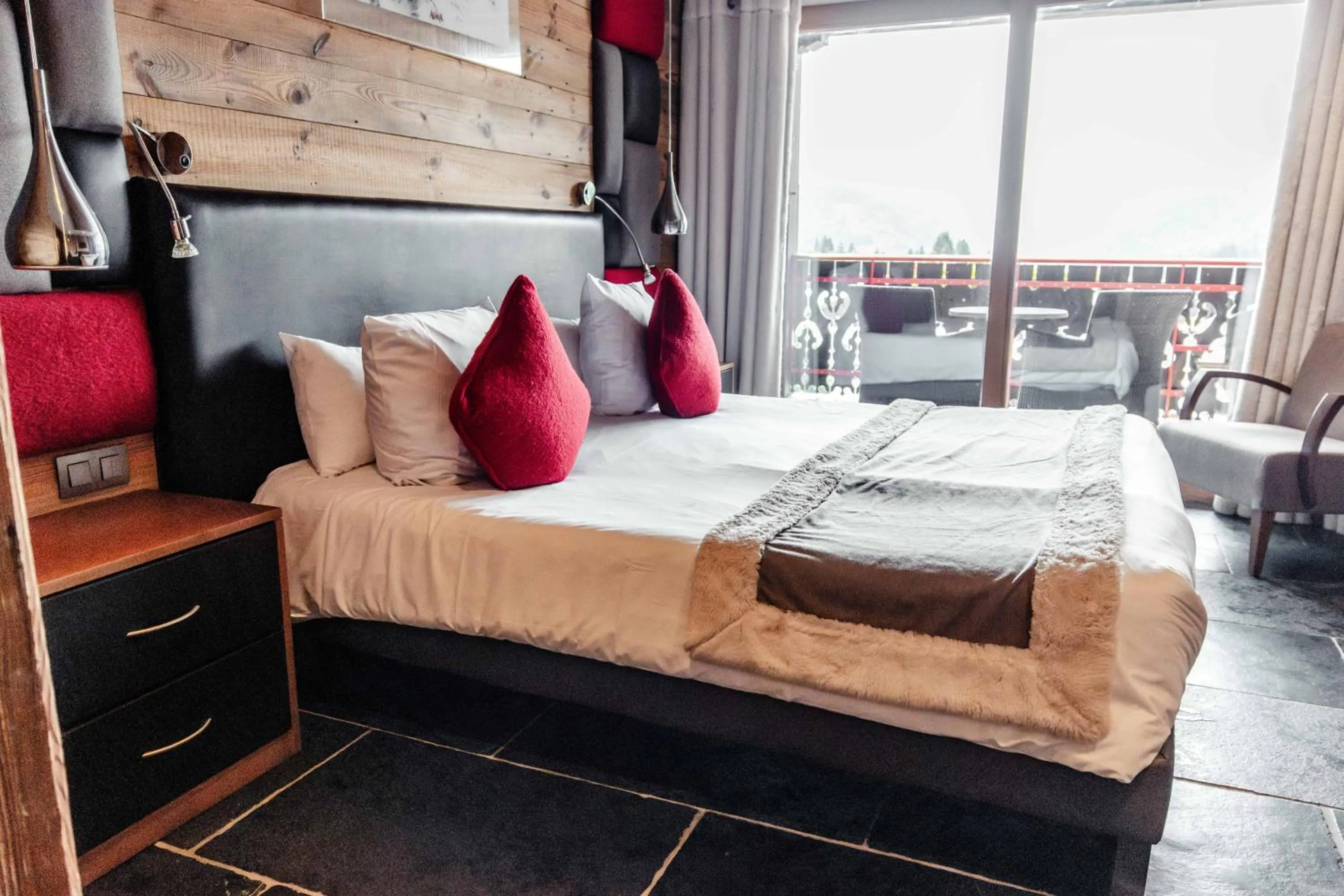 Bedroom, Bed in Hôtel Alpina & SPA - Restaurant Oxalis