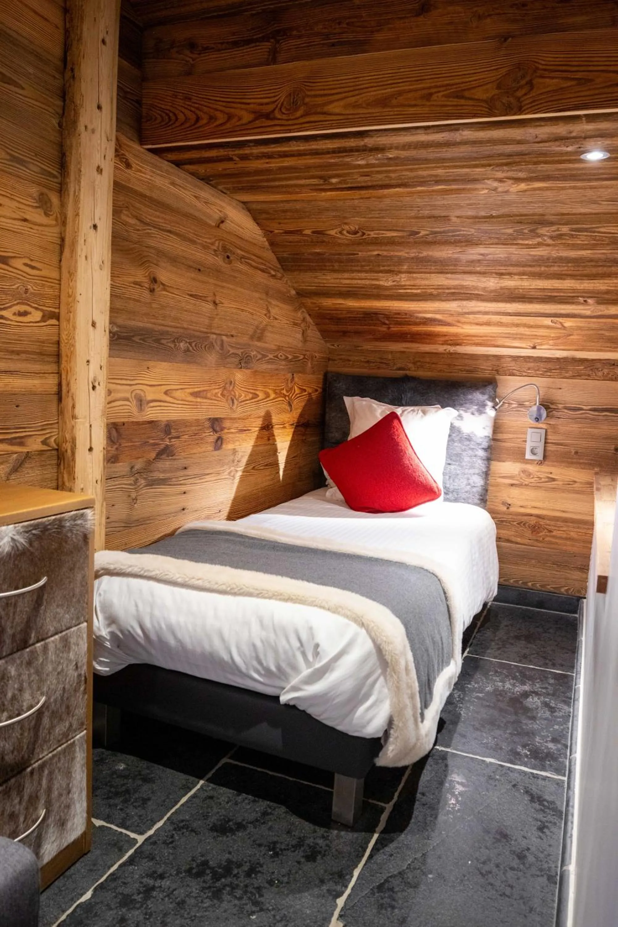 Bedroom, Bed in Hôtel Alpina & SPA - Restaurant Oxalis