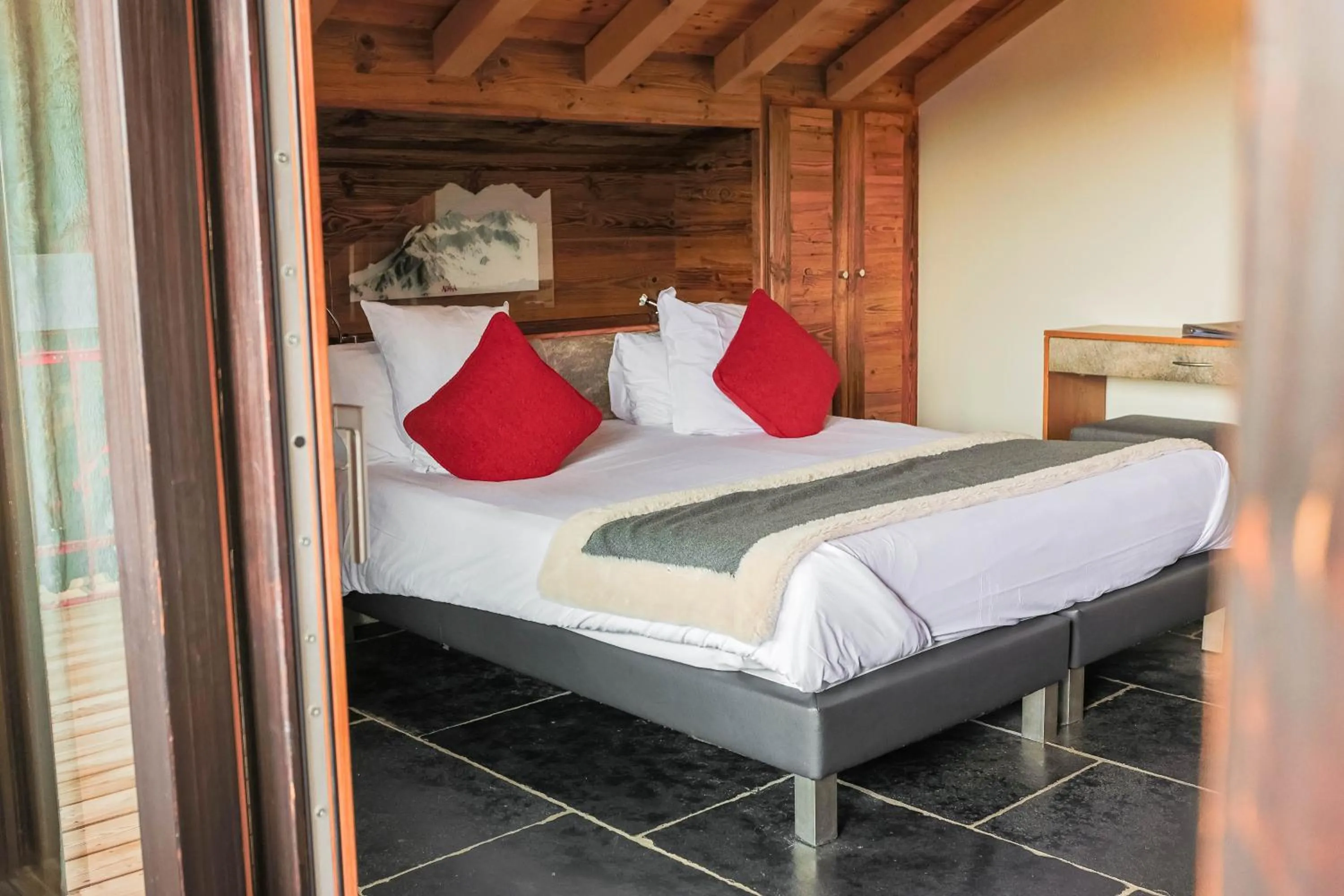 Bedroom, Bed in Hôtel Alpina & SPA - Restaurant Oxalis