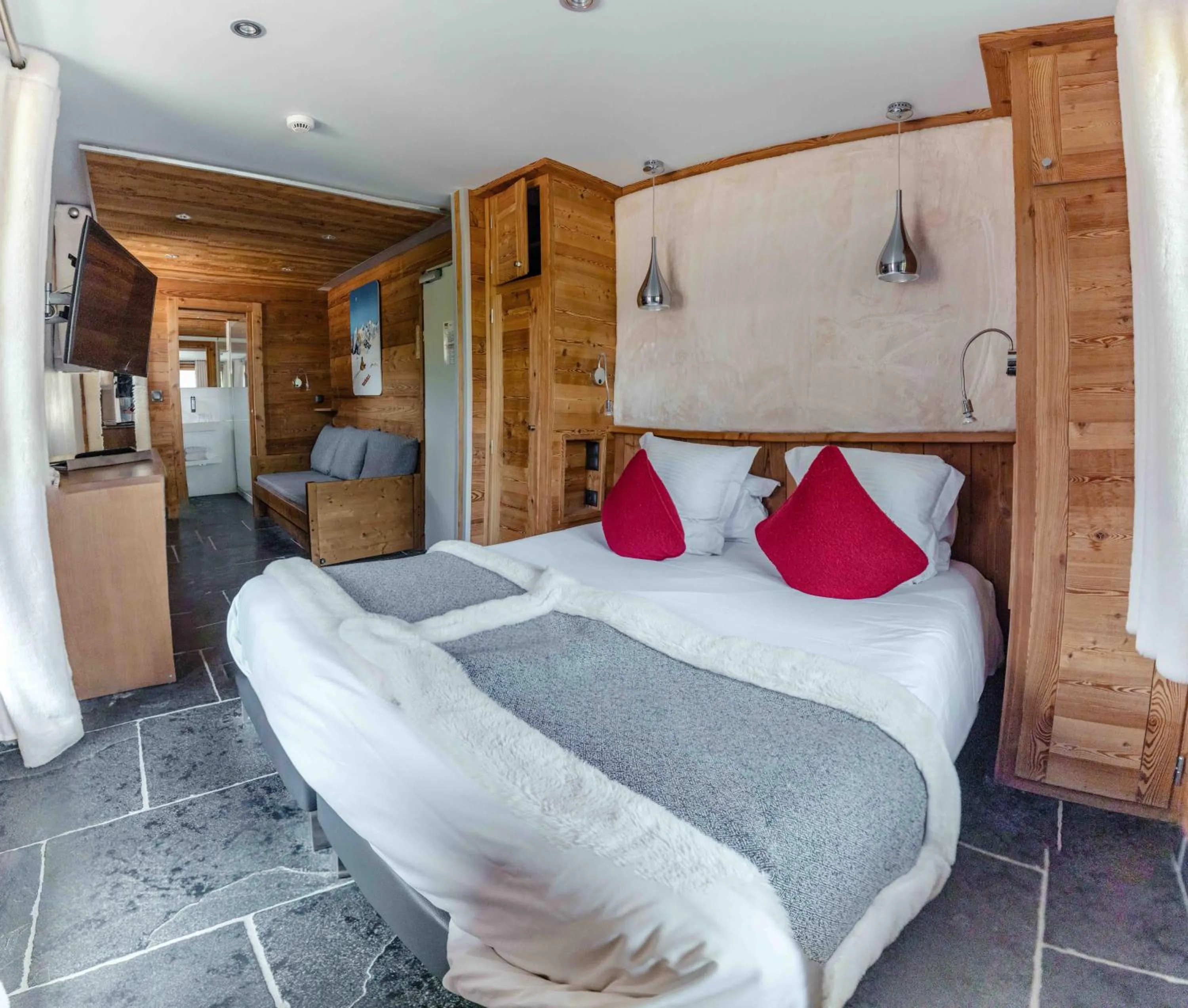 Photo of the whole room, Bed in Hôtel Alpina & SPA - Restaurant Oxalis