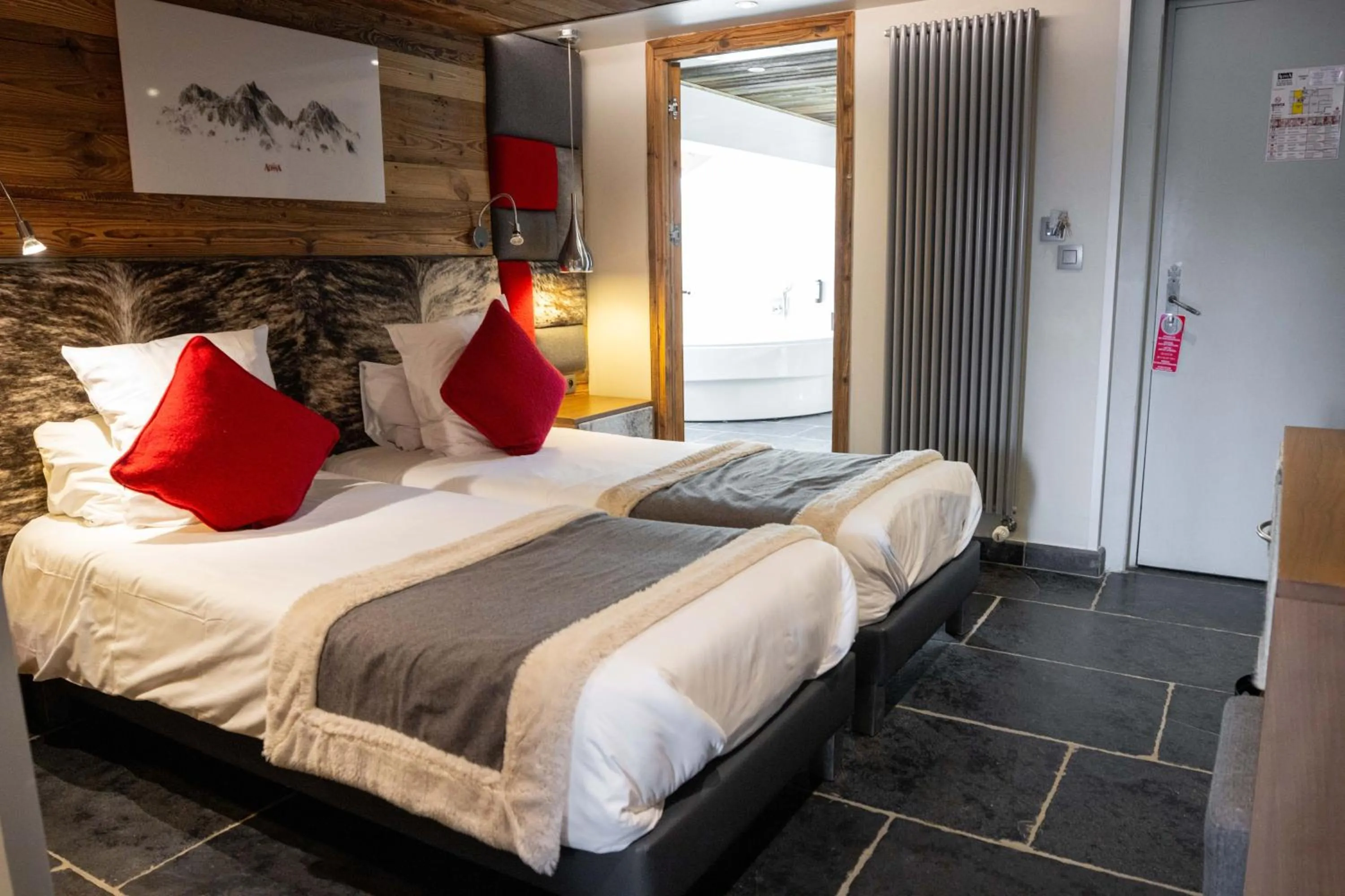 Bedroom, Bed in Hôtel Alpina & SPA - Restaurant Oxalis