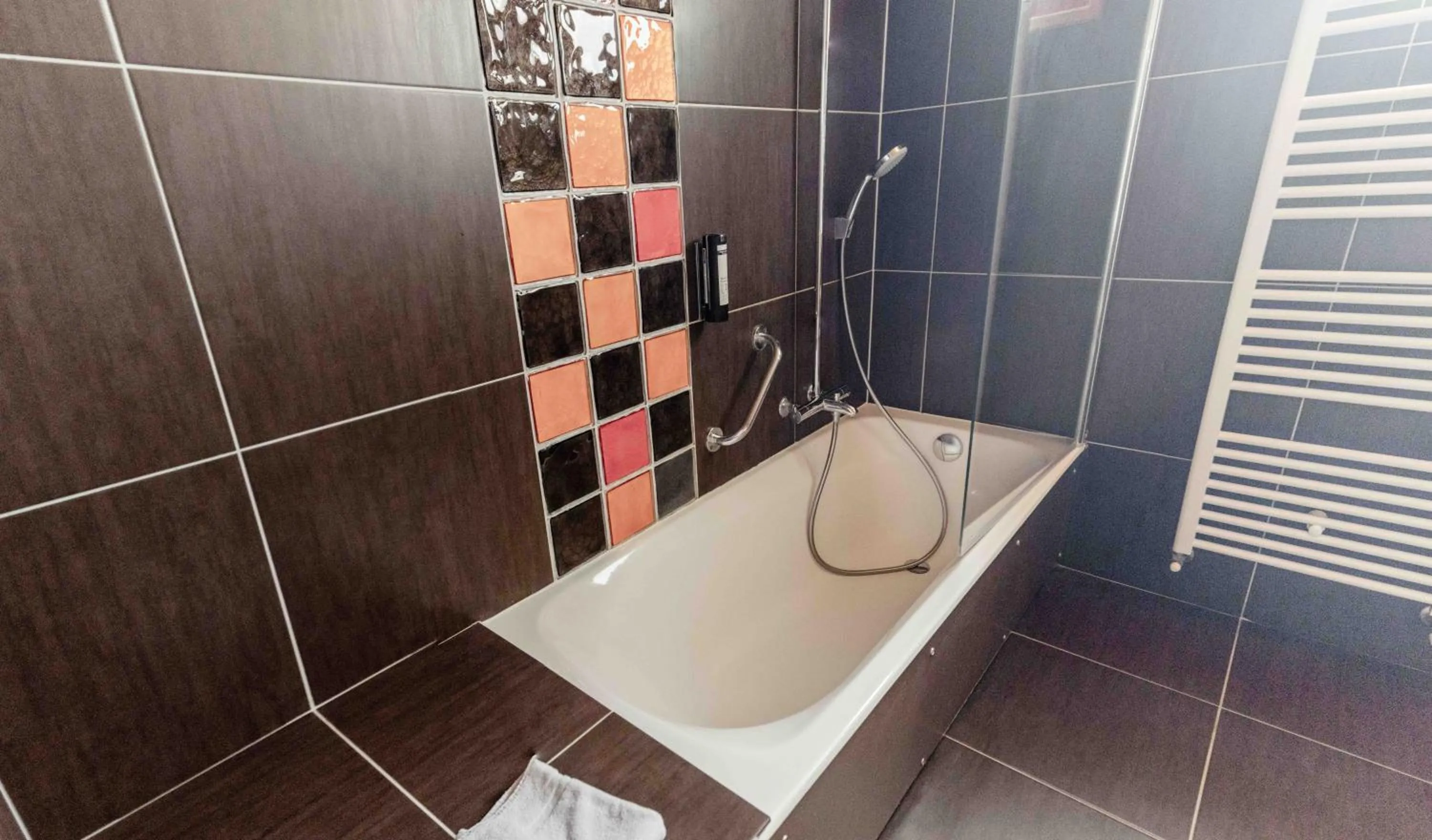 Bathroom in Hôtel Alpina & SPA - Restaurant Oxalis