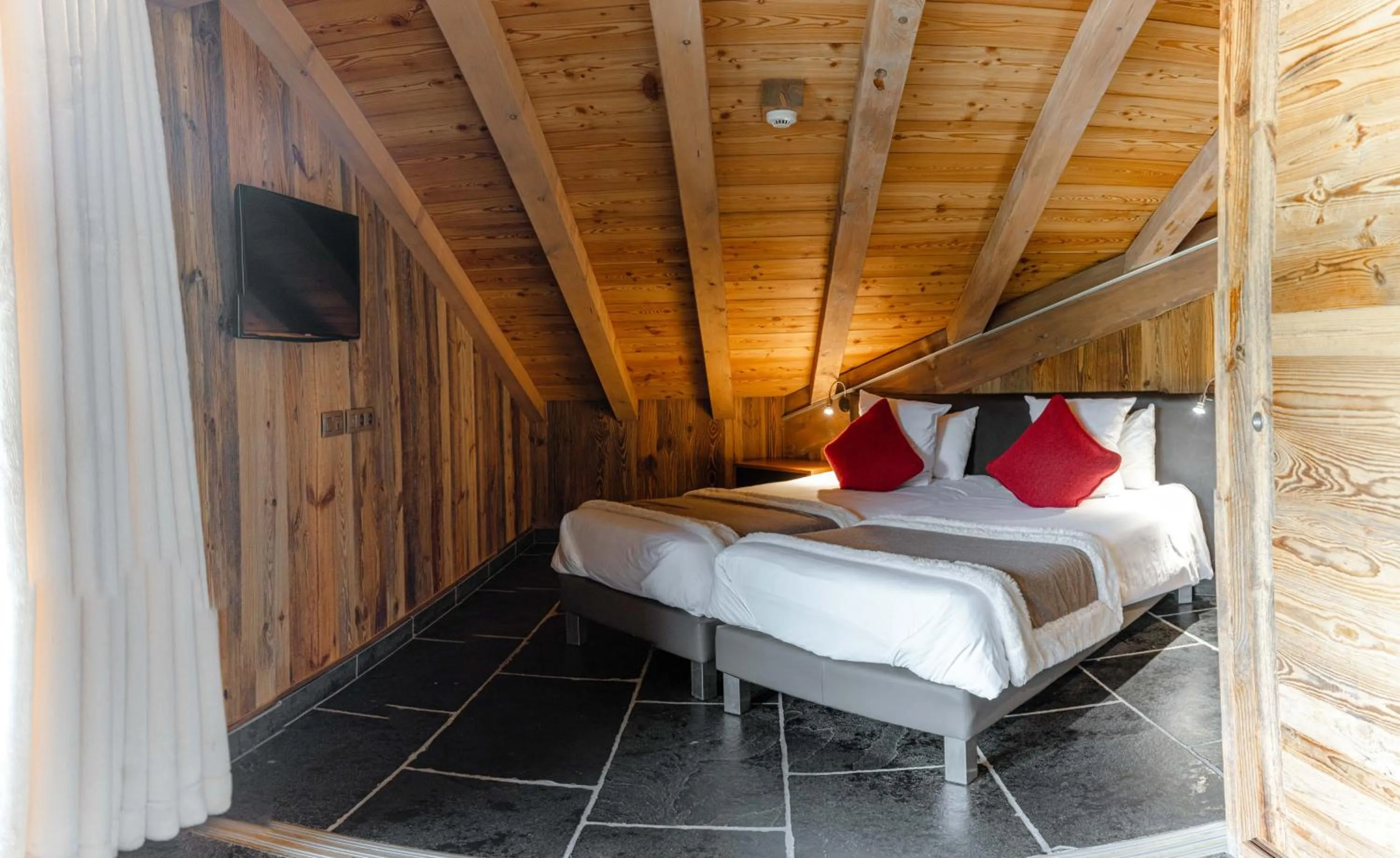 Bedroom, Bed in Hôtel Alpina & SPA - Restaurant Oxalis