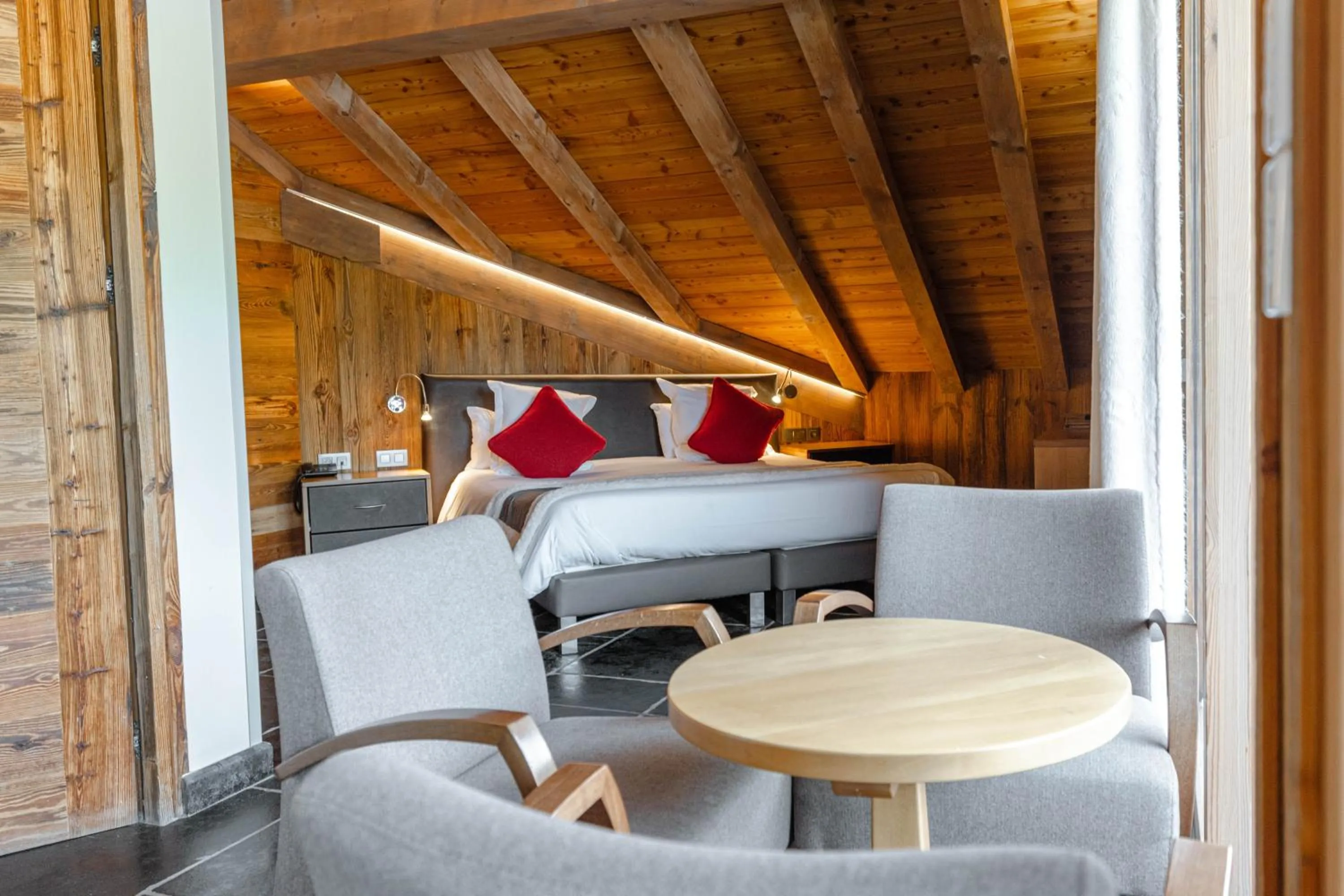 Photo of the whole room in Hôtel Alpina & SPA - Restaurant Oxalis