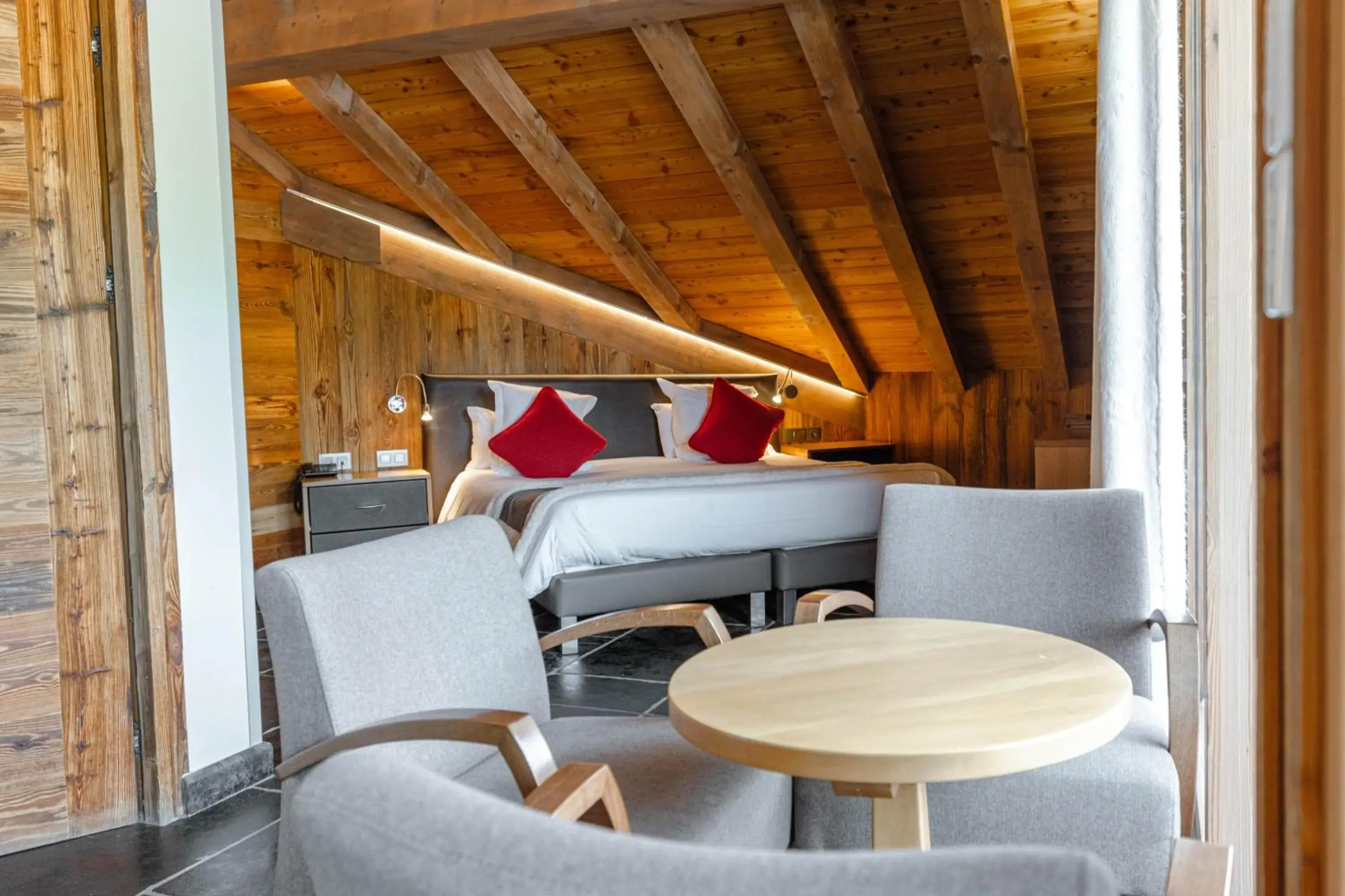 Junior Suite with Terrace or Balcony in Hôtel Alpina & SPA - Restaurant Oxalis Junior Suite with Terrace or Balcony in Hôtel Alpina & SPA - Restaurant Oxalis