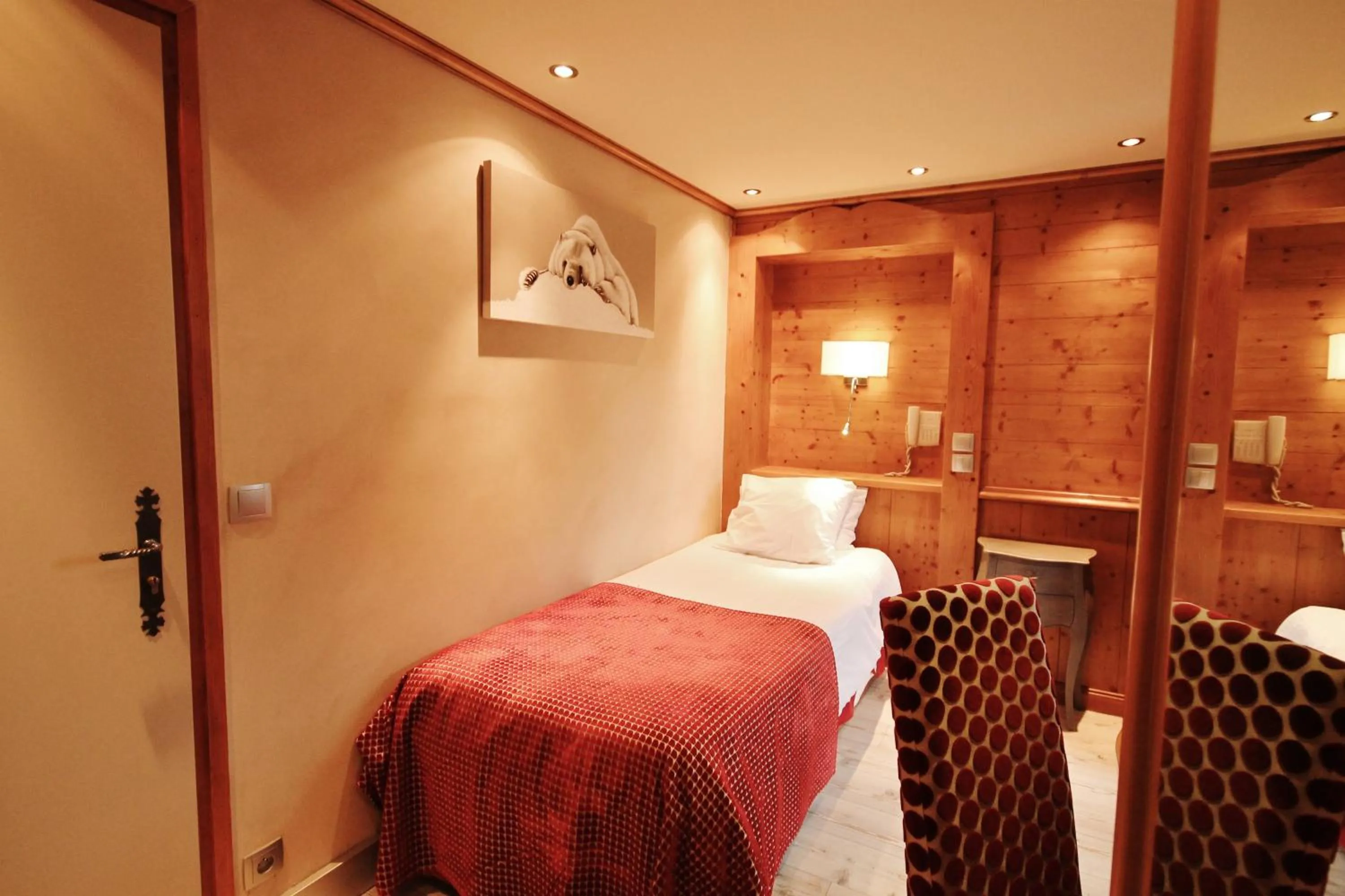 Bed in Hôtel Alpina & SPA - Restaurant Oxalis