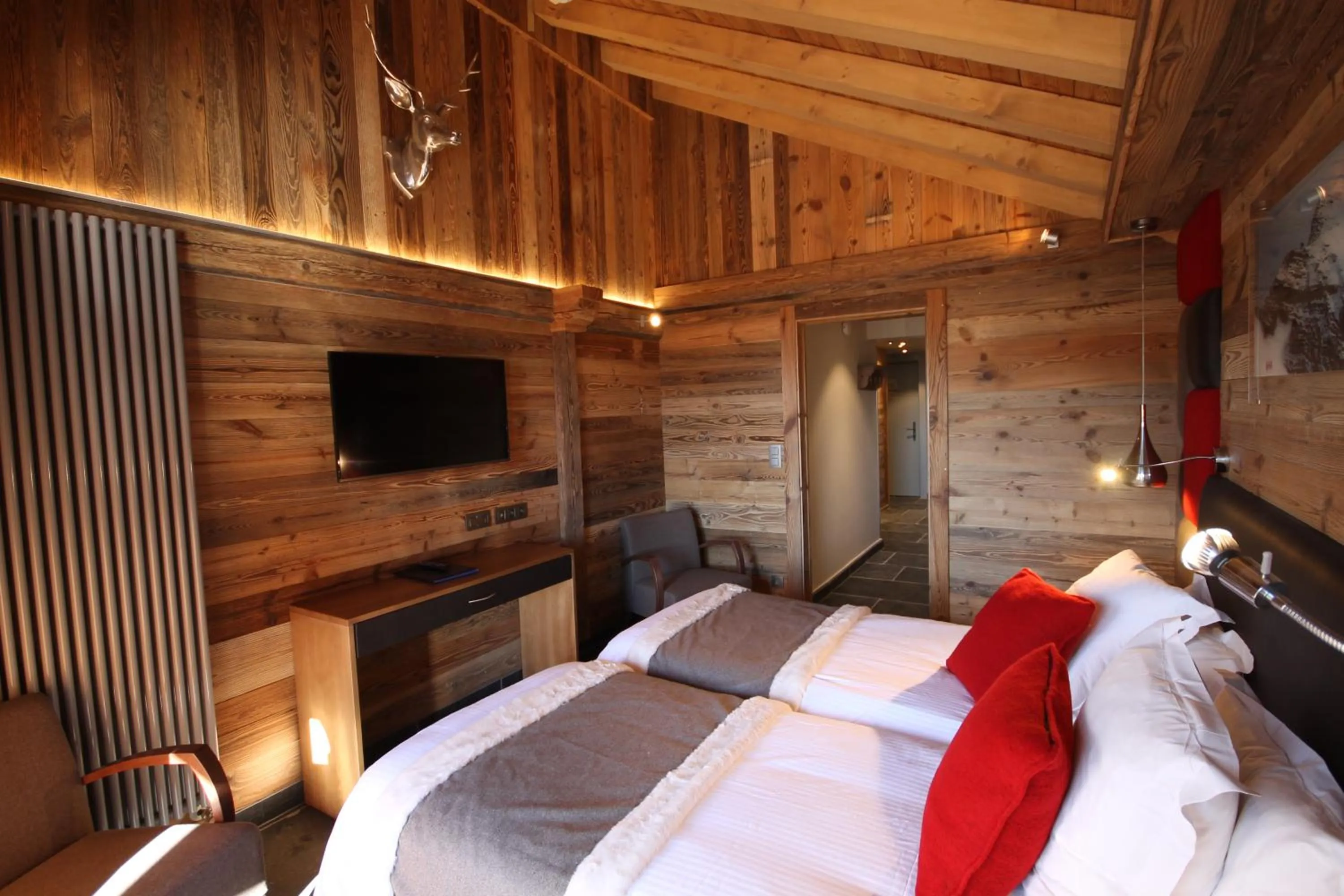 Bed in Hôtel Alpina & SPA - Restaurant Oxalis