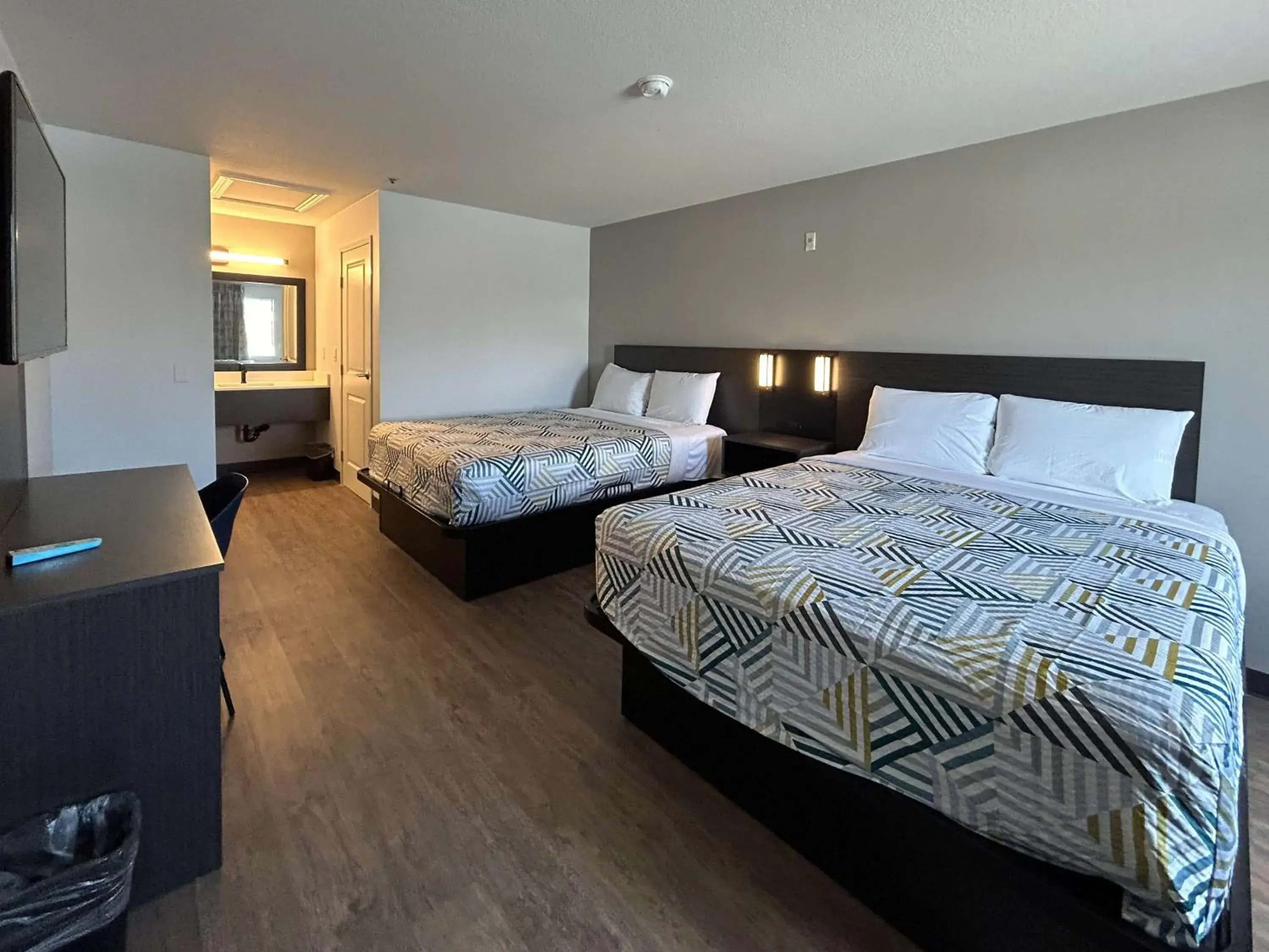 Queen Room with Two Queen Beds - Non-Smoking in Motel 6 Lake Elsinore, CA Queen Room with Two Queen Beds - Non-Smoking in Motel 6 Lake Elsinore, CA