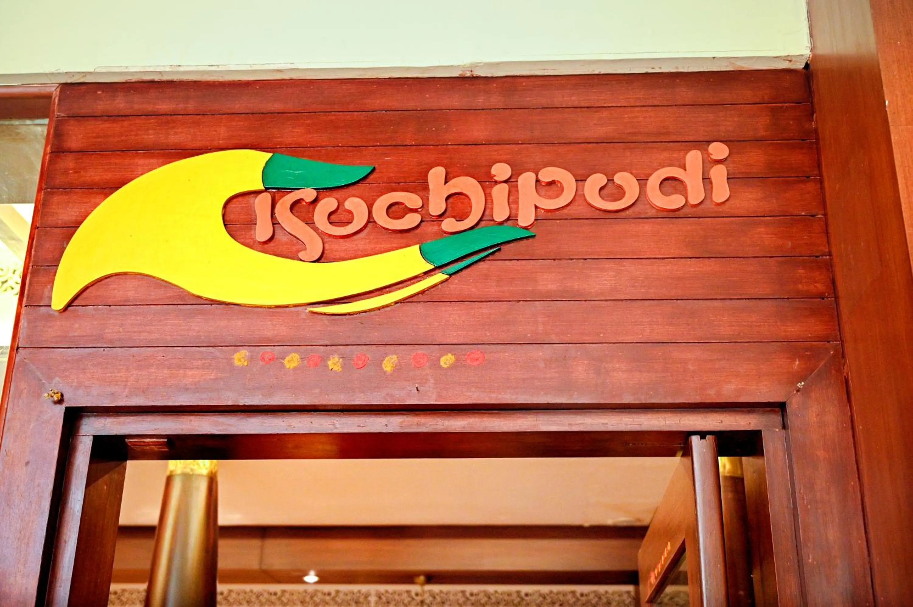 Restaurant/places to eat in Katriya Hotel and Tower