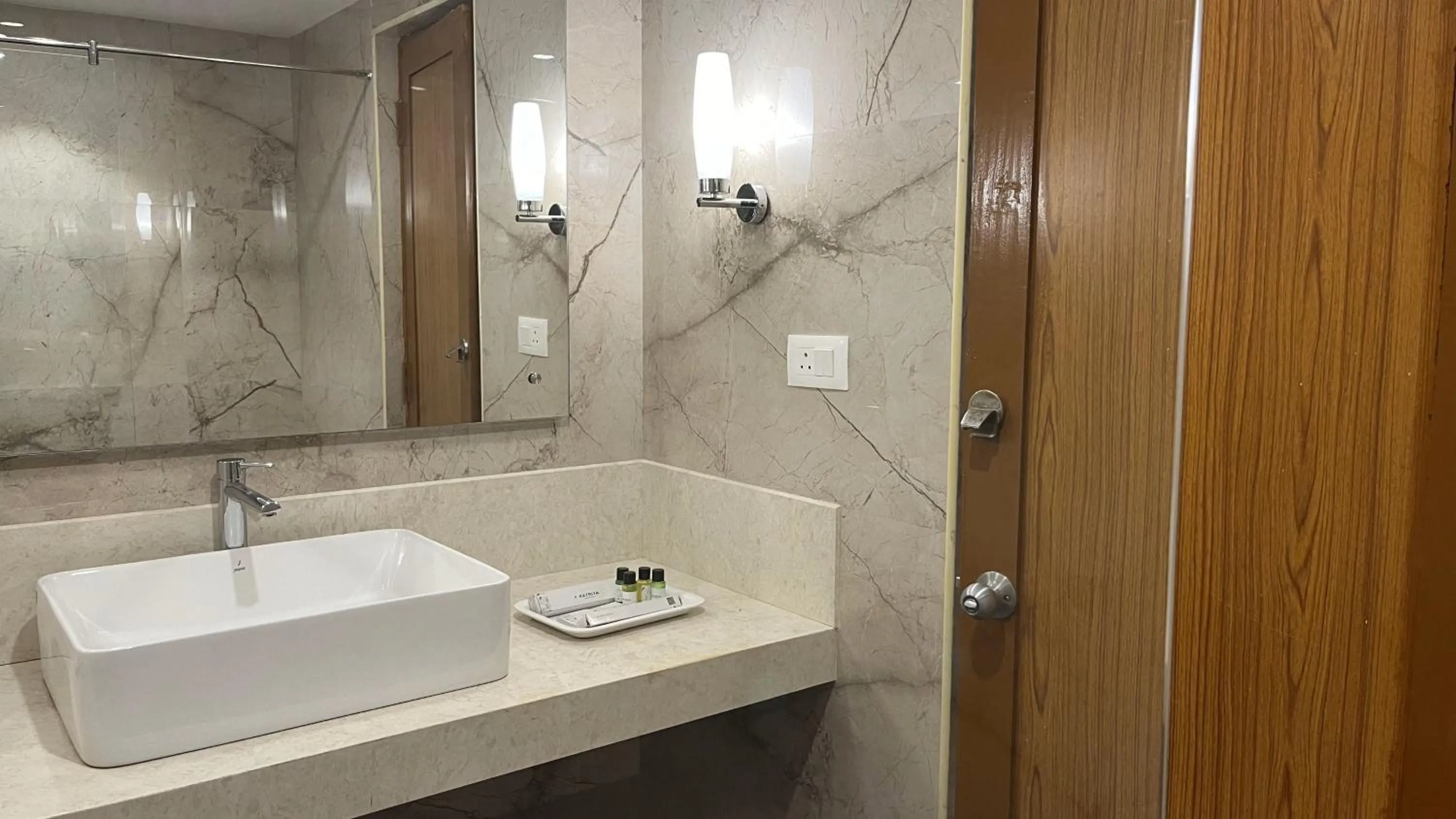 Shower in Katriya Hotel and Tower