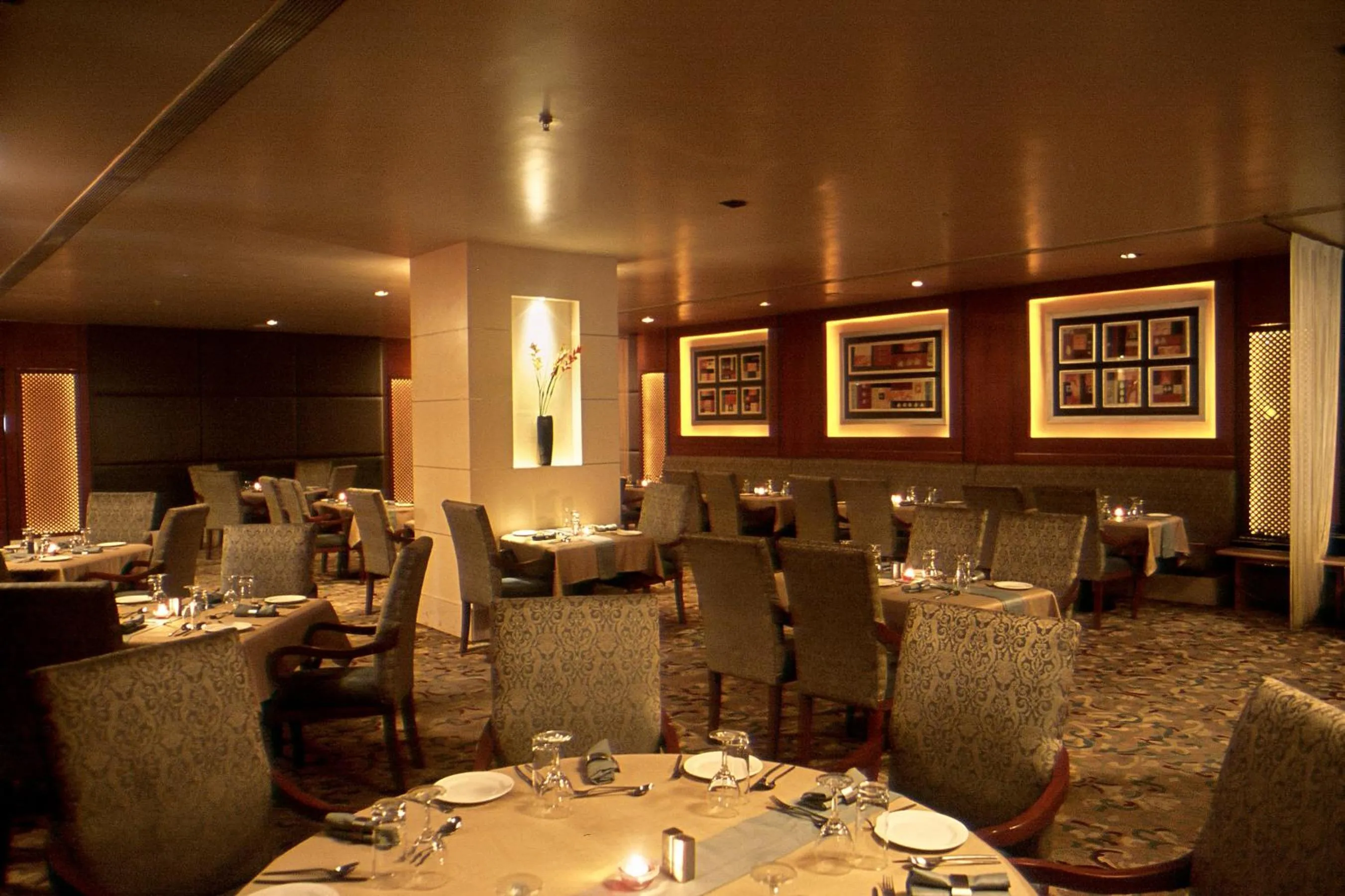 Restaurant/places to eat in Katriya Hotel and Tower