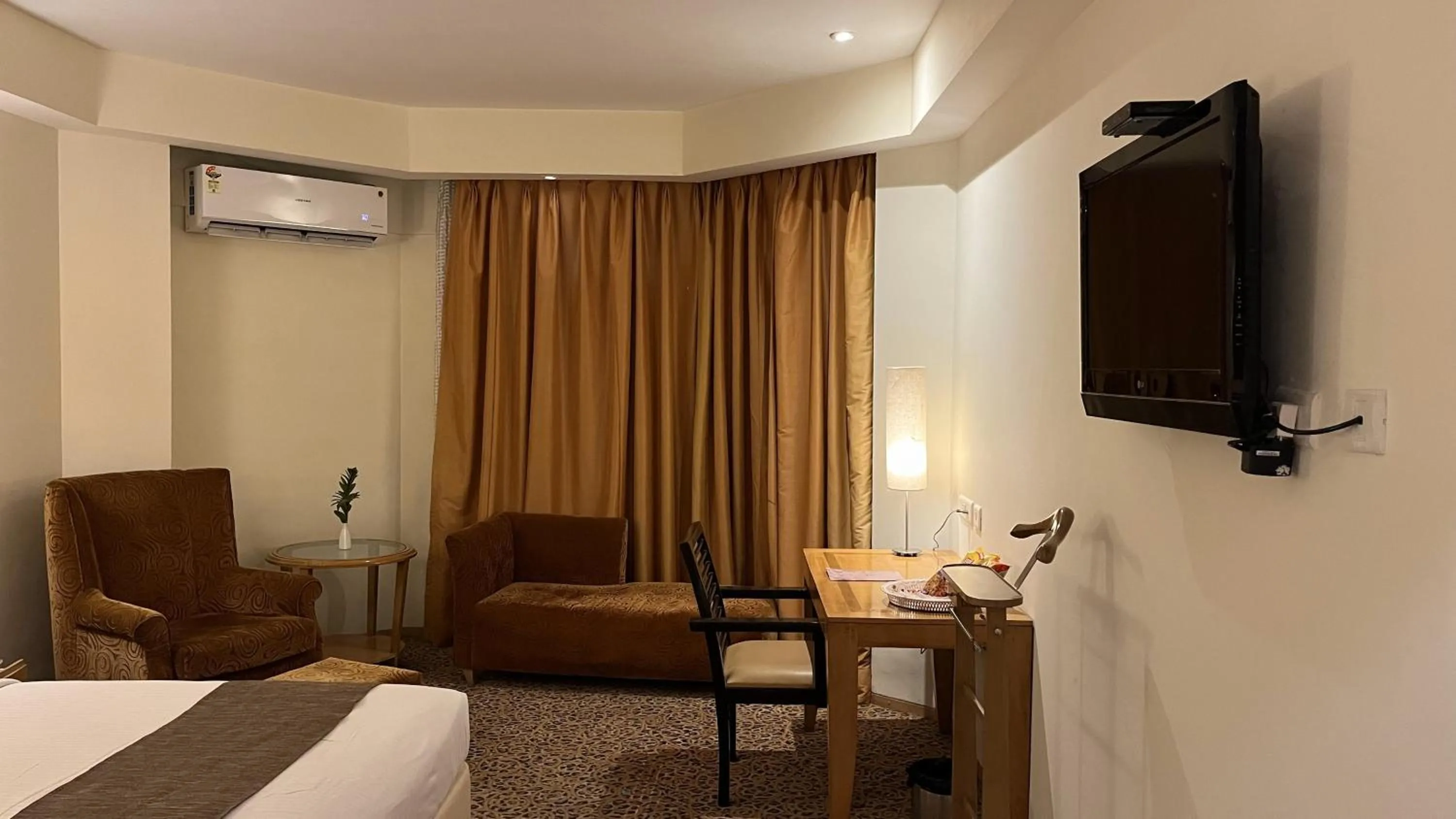 Bedroom in Katriya Hotel and Tower