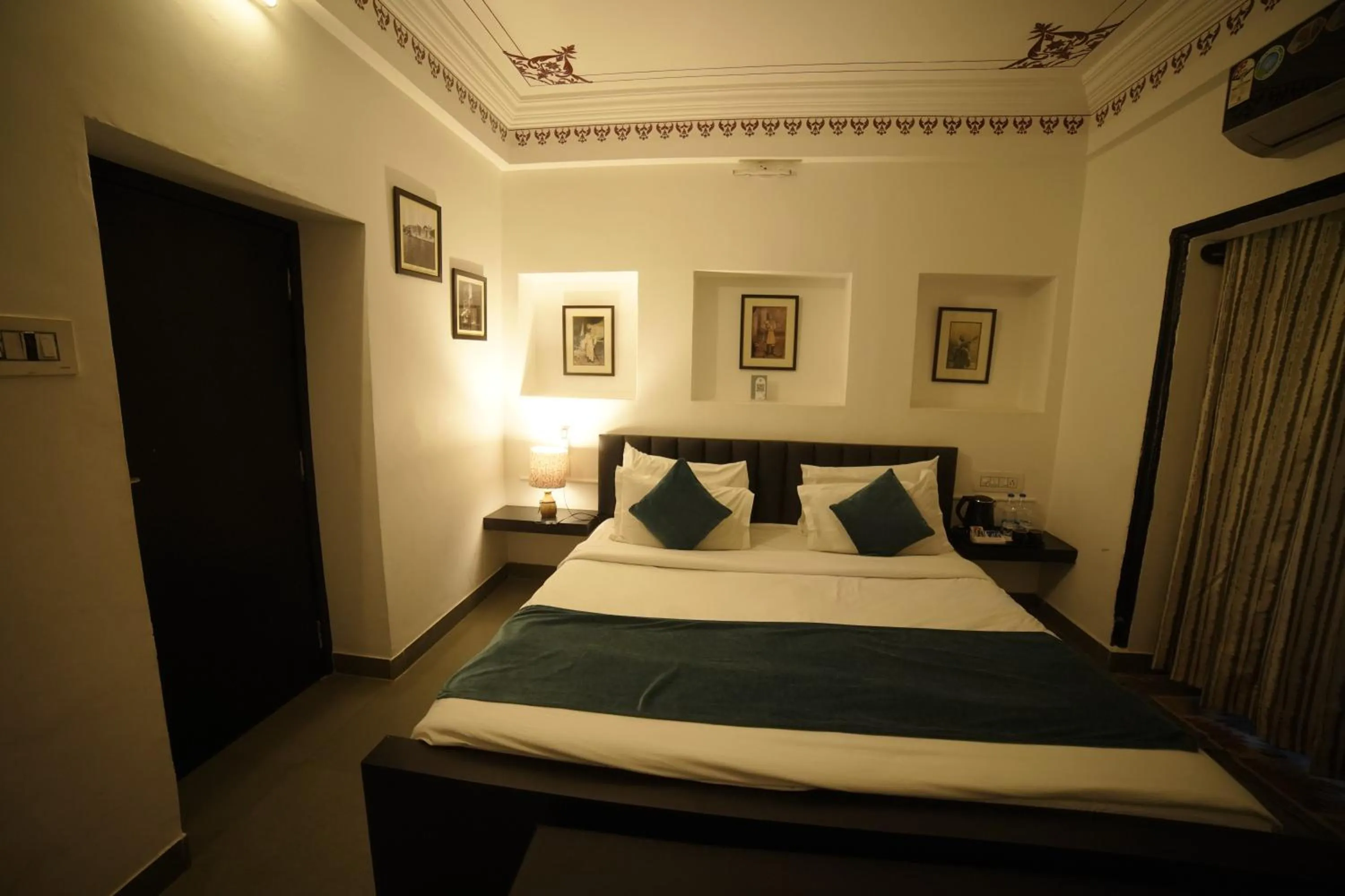 Bed in Hotel Udai Niwas By The Lake