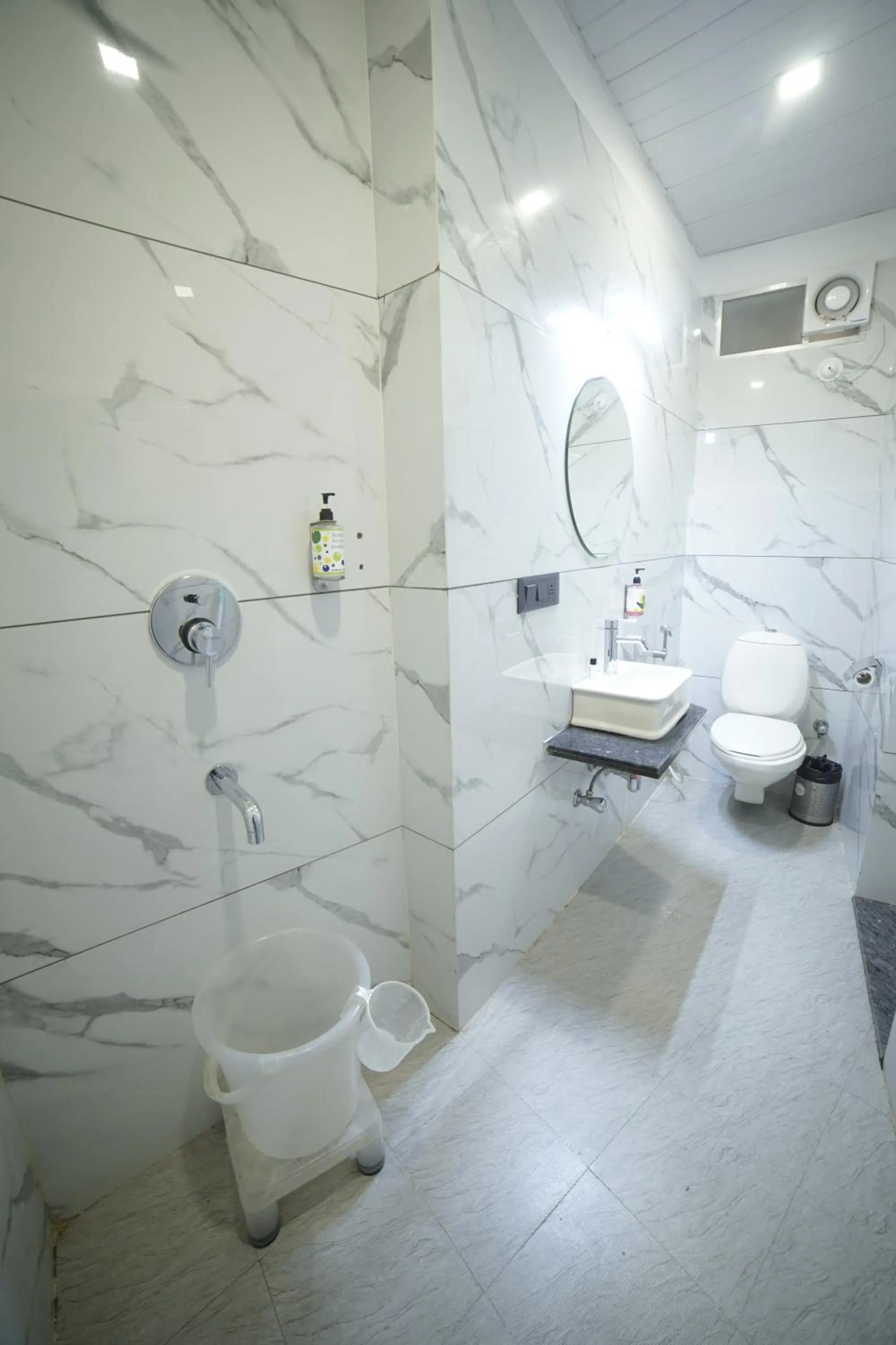 Shower in Hotel Udai Niwas By The Lake